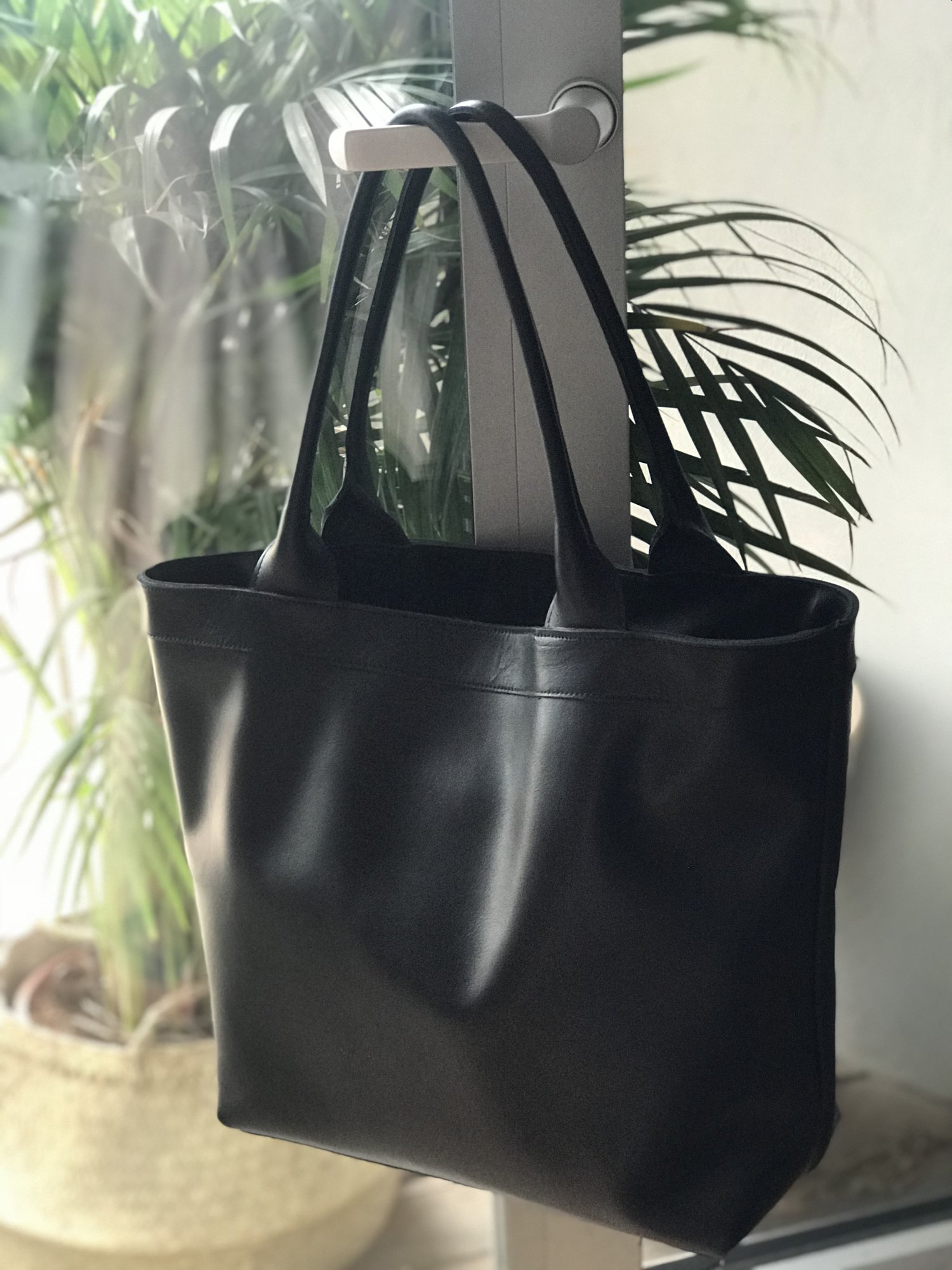 Medium Black Leather tote bag with zipper and inside lining