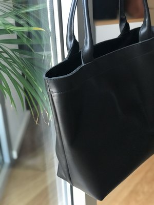 Black Natural Leather tote bag with Zipper. Architect bag in Black