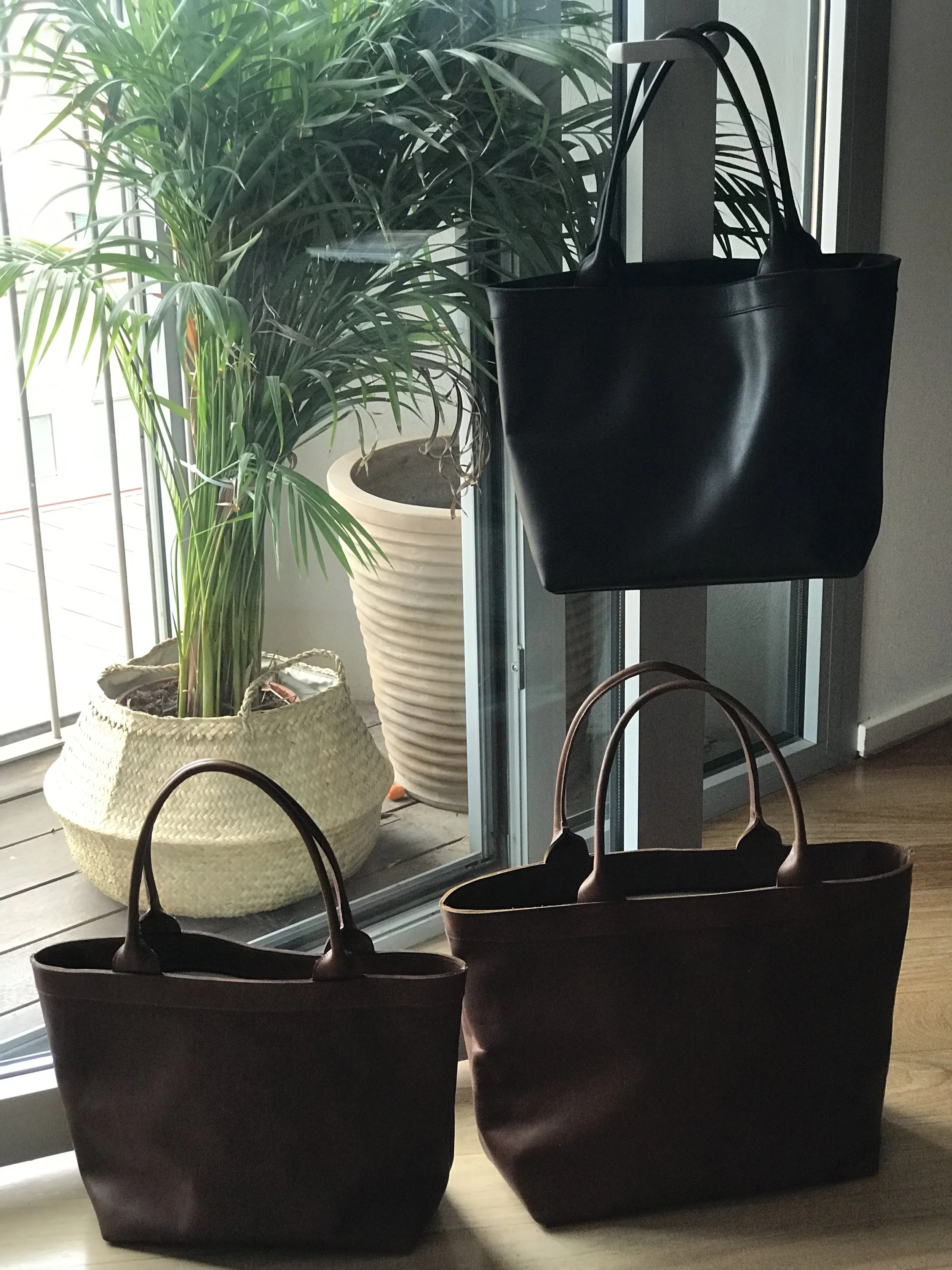 medium black tote
