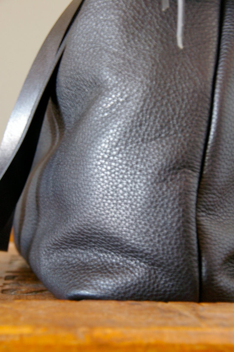 Rocabruna black leather bag, flat straps, zipper and inside lining — Vermut  Atelier