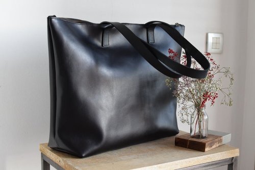 Oversized Black Leather bag with zip and inside lining with 4