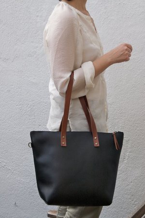 Medium Black Leather tote bag with zipper and inside lining — Vermut Atelier