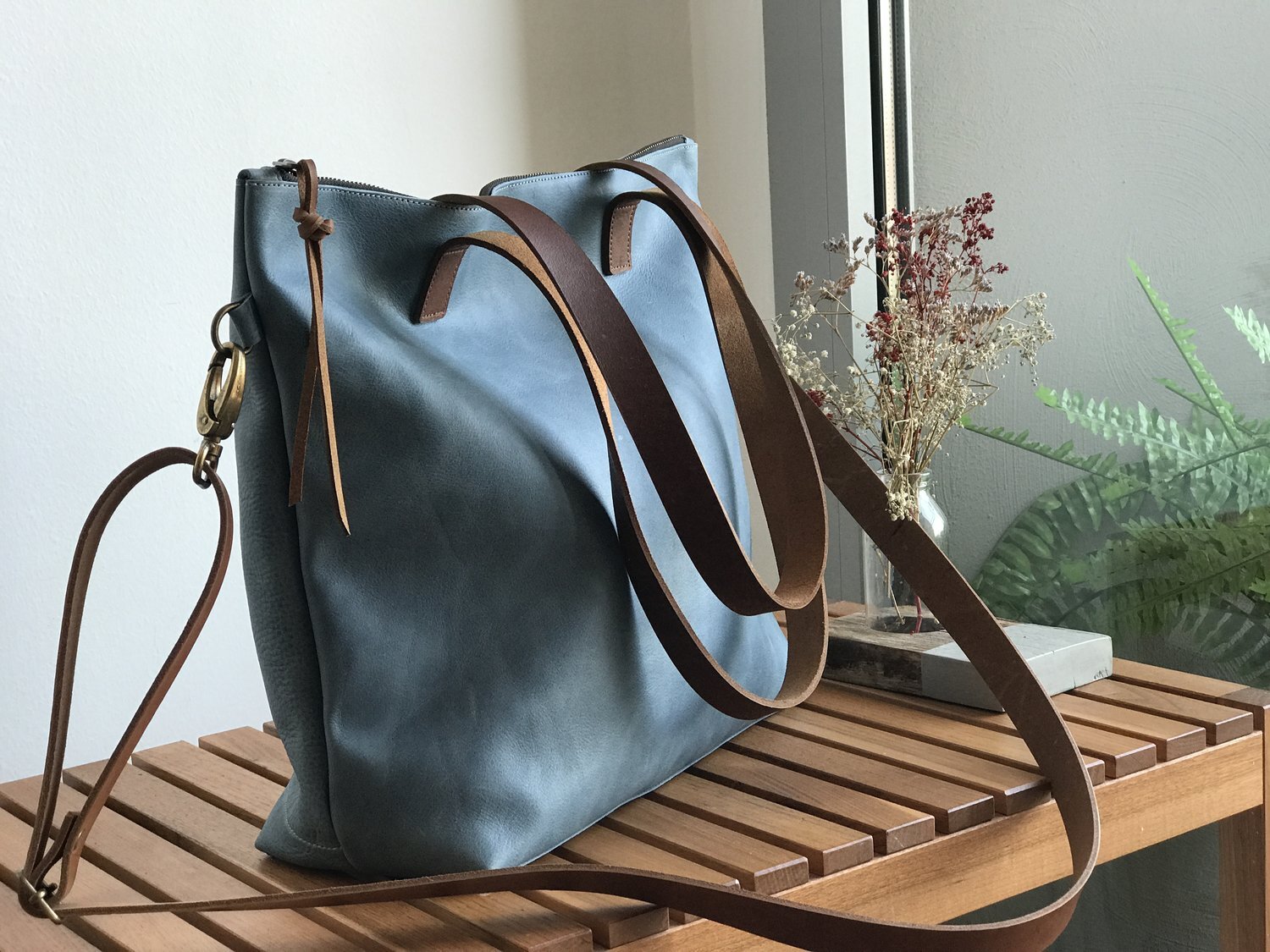 Premium Photo | Closeup of a black fashionable women's bag on a dark  background