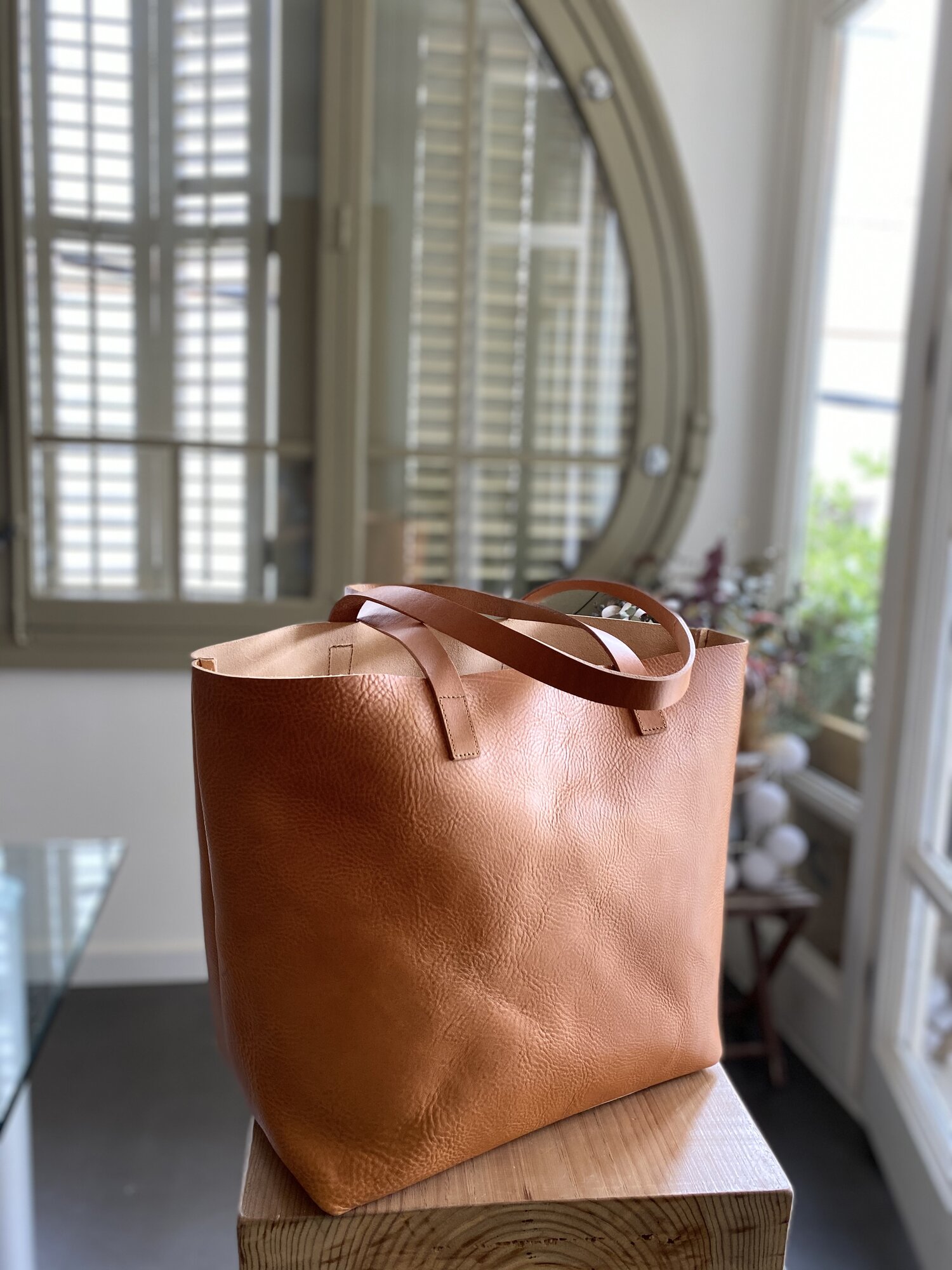 Oversized Camel Leather tote bag. The Oversized size of the Cap Sa