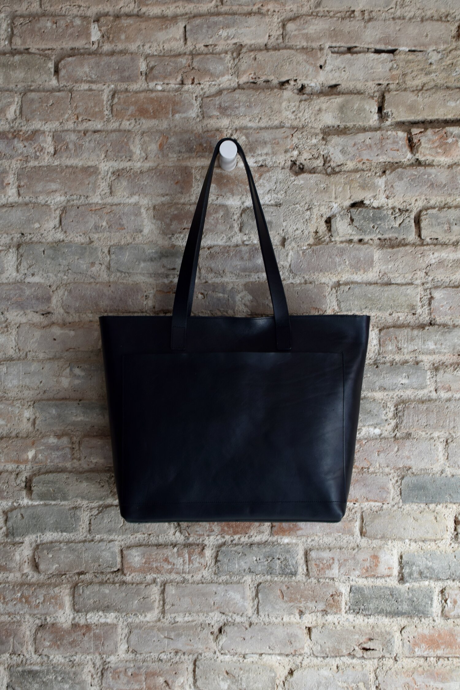 Black leather bag with outside pocket. Cap Sa Sal collection bag