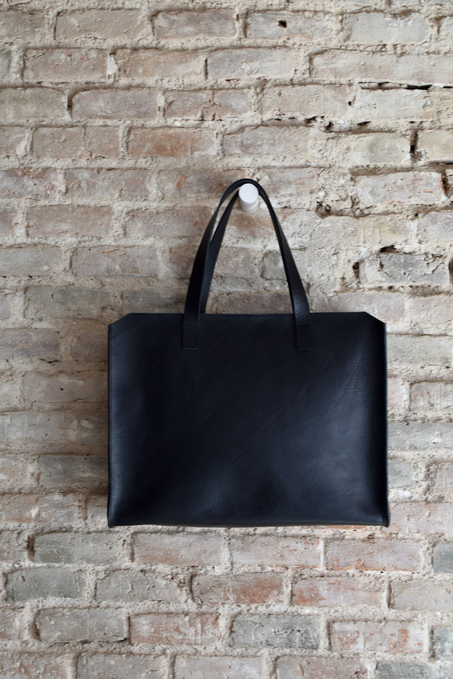 Retire Necessities Clasp Black Natural Leather tote bag with Zipper. Architect bag in Black leather.  — Vermut Atelier
