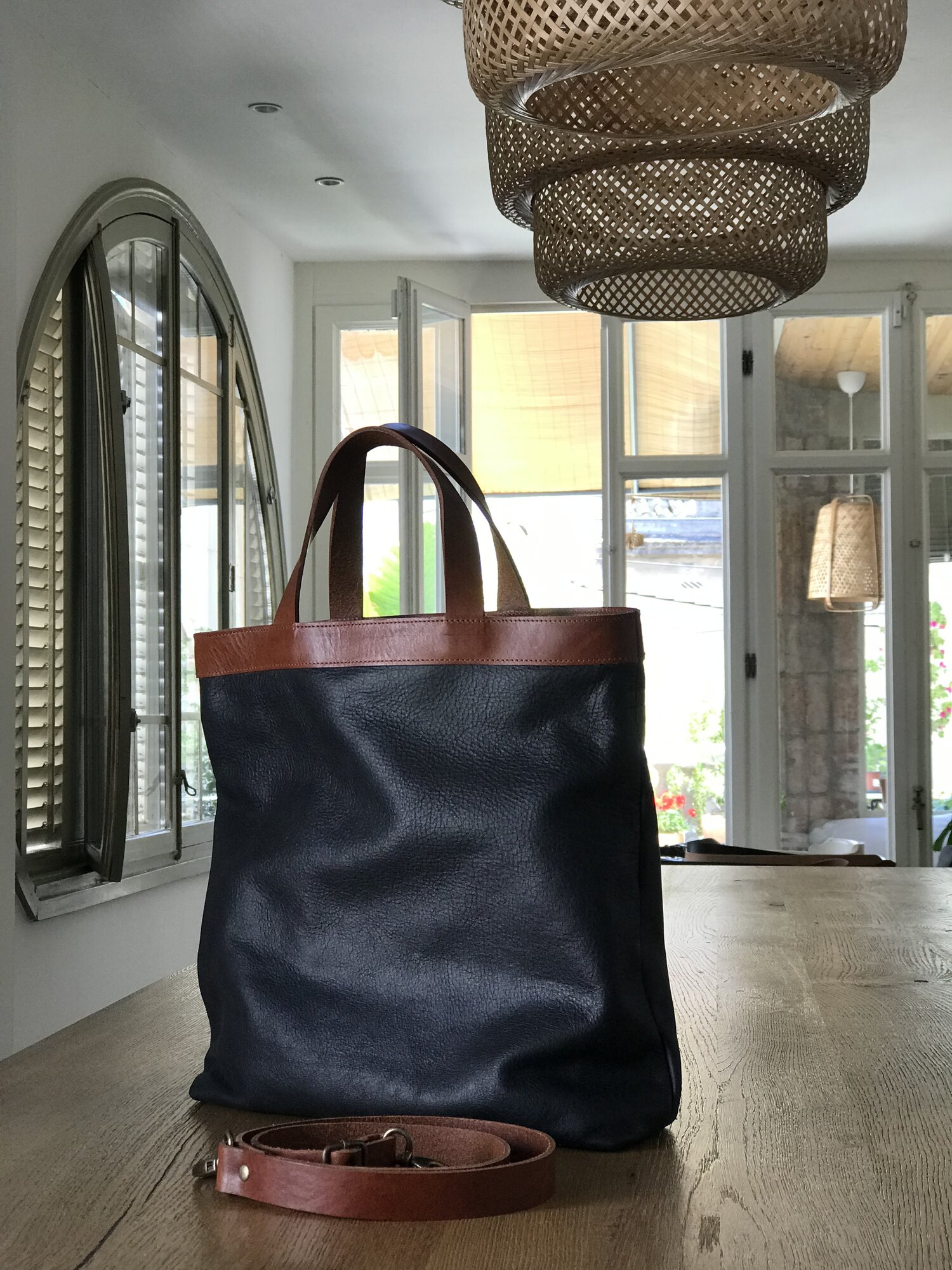 Leather handbag with zipper and many inside pockets. TAMARIU 