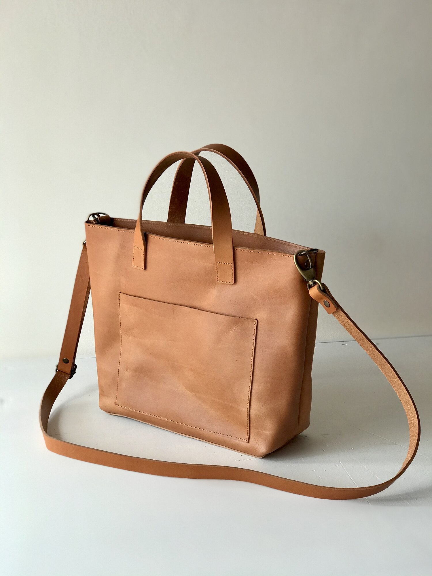 MEDIUM Camel Leather tote bag with large outside pocket. Cap Sa Sal Bag  with Pocket. Handmade. — Vermut Atelier