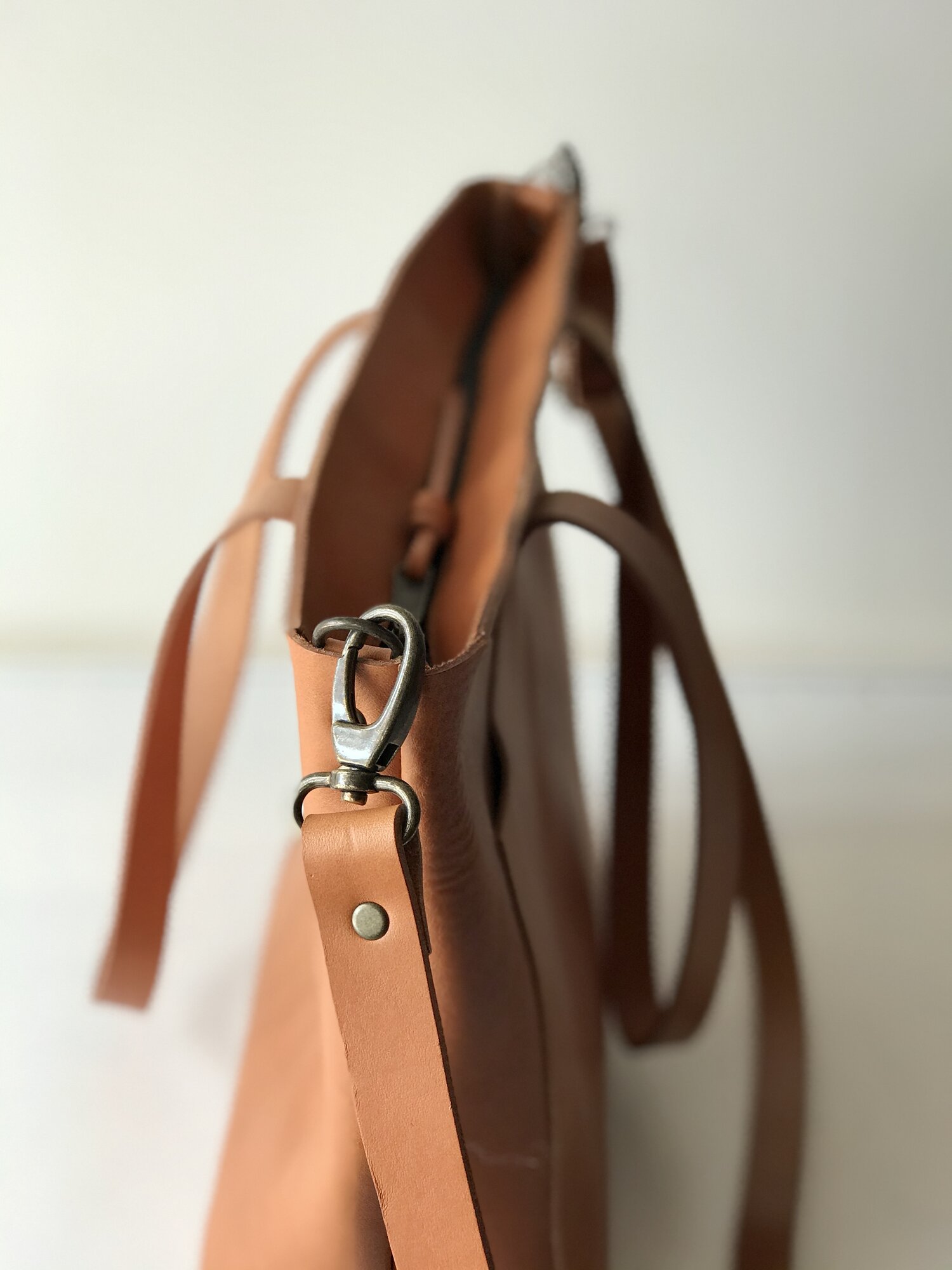 Camel color leather bag. The basic from the Cap sa Sal collection bag. —  Vermut Atelier
