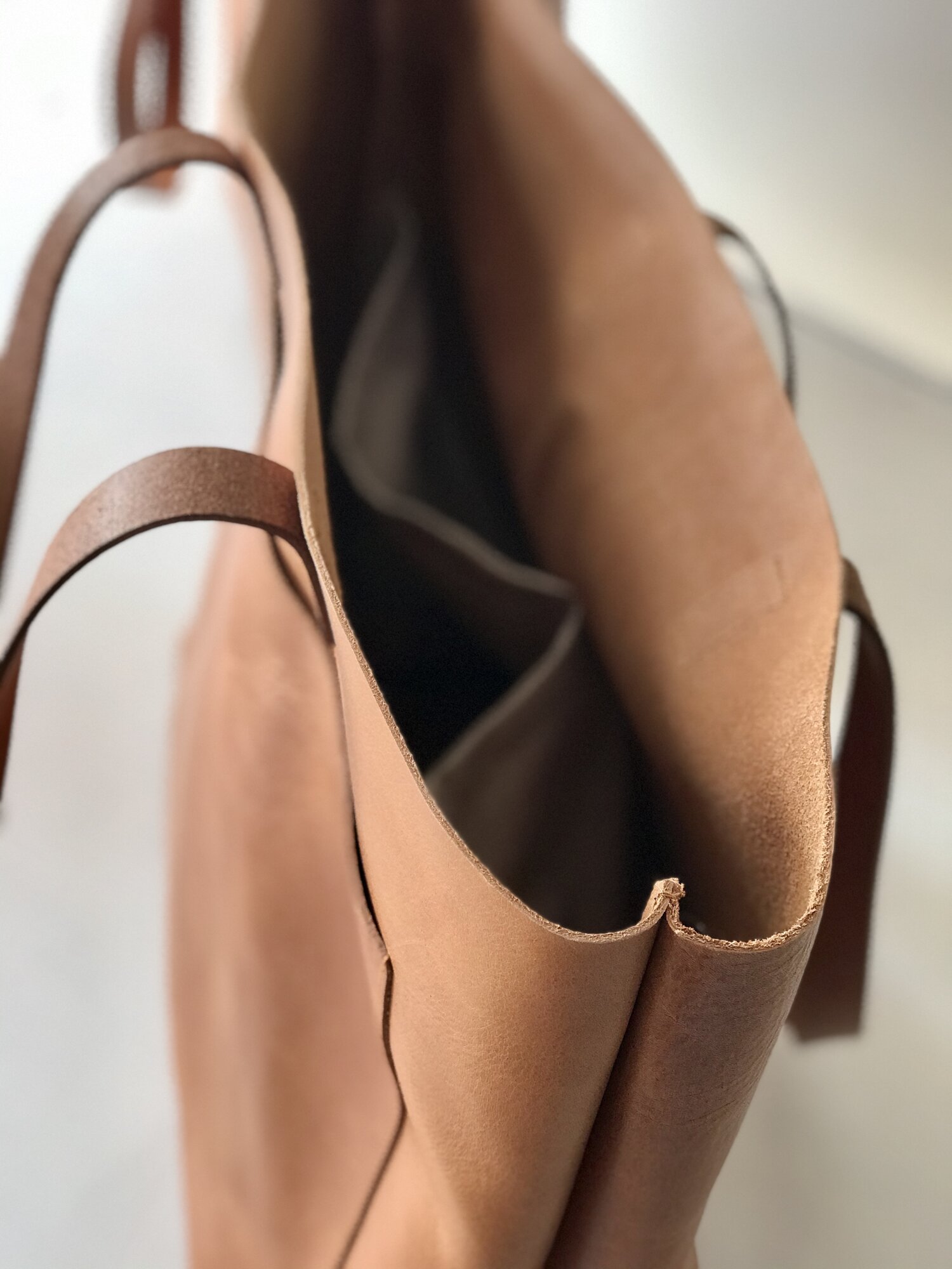 MEDIUM Camel Leather tote bag with large outside pocket. Cap Sa Sal Bag  with Pocket. Handmade. — Vermut Atelier