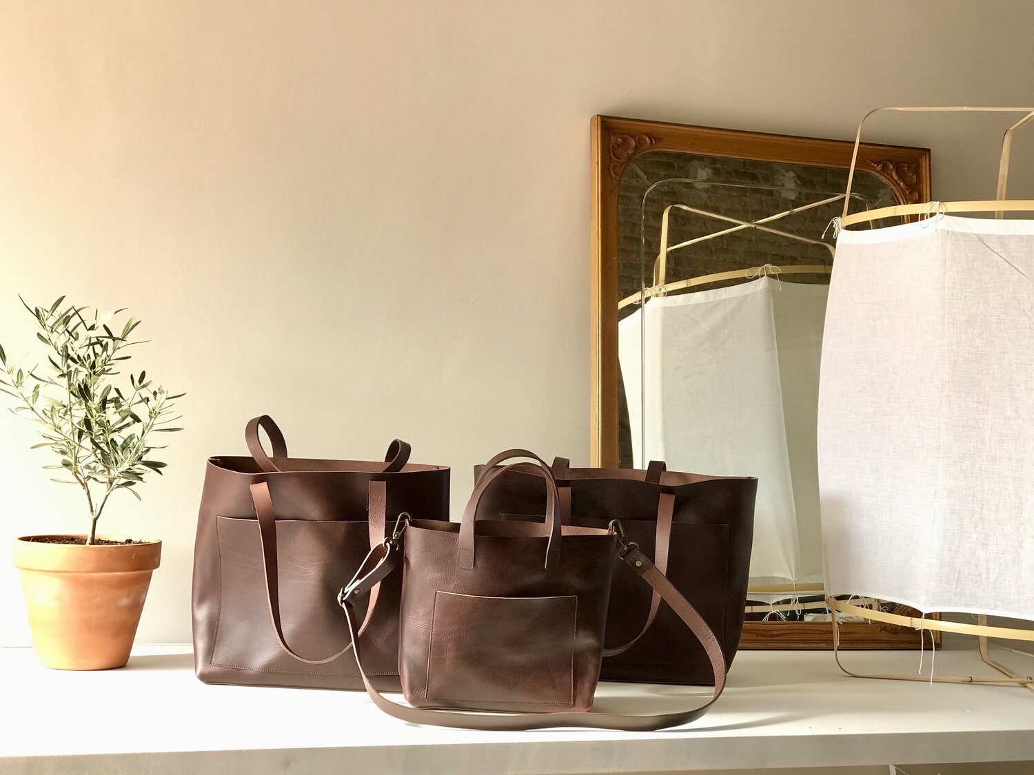 Dark Brown leather bag with outside pocket. Cap Sa Sal Collection.  Handmade. — Vermut Atelier