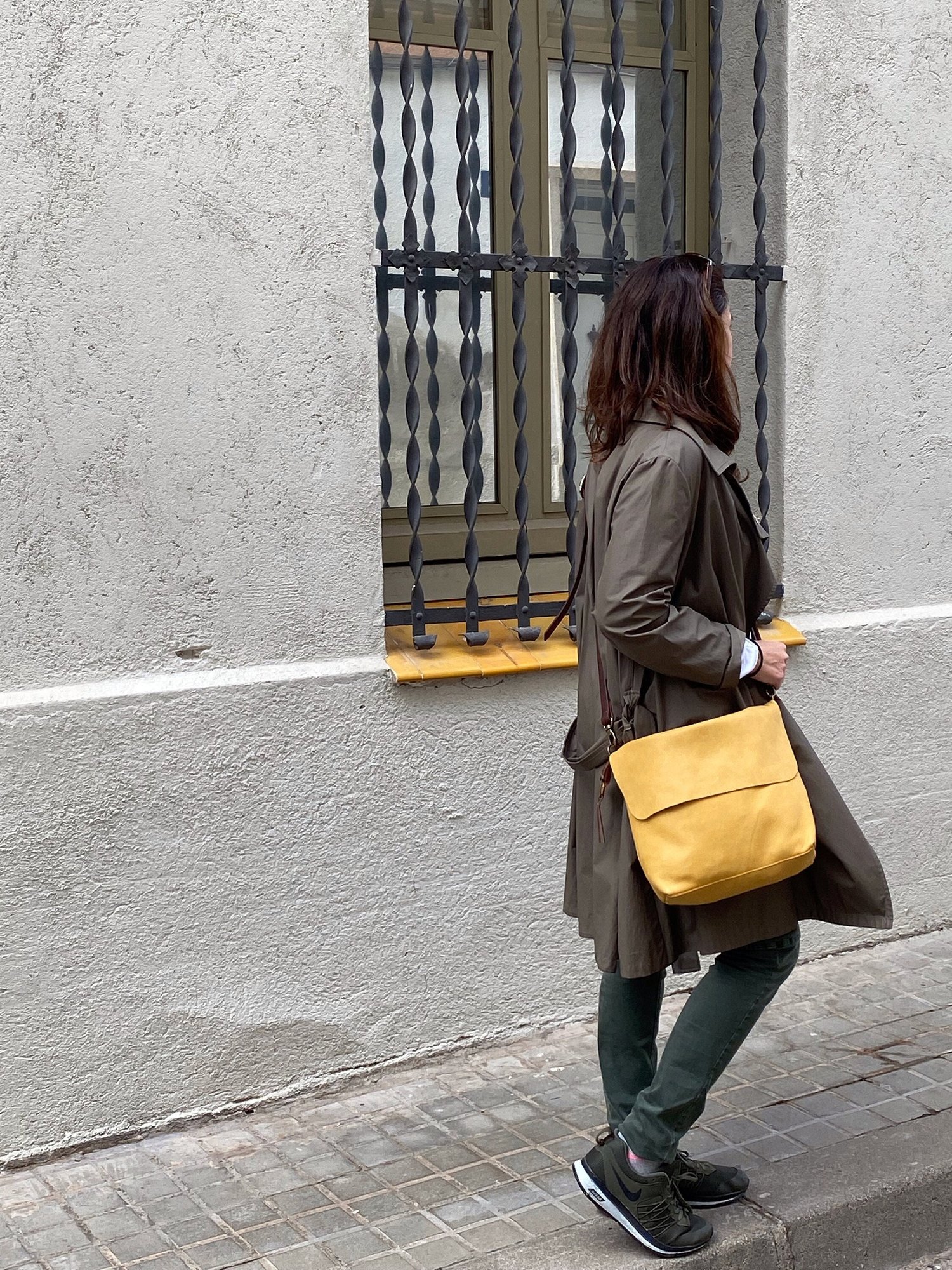 Small Crossbody bag in Black Leather with outside pocket and Zipper.  Handmade. — Vermut Atelier