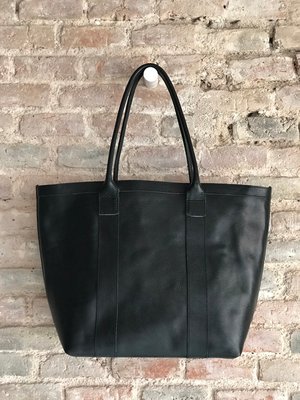 Rocabruna black leather bag, flat straps, zipper and inside lining — Vermut  Atelier