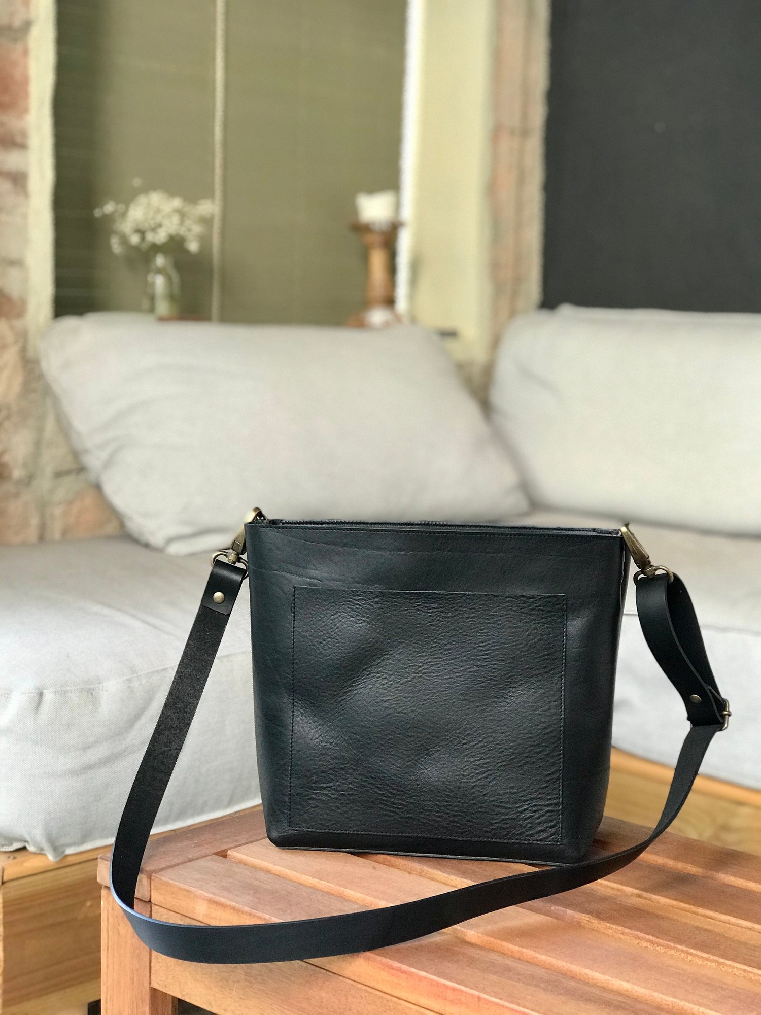 Small Crossbody bag in Black Leather with outside pocket and Zipper.  Handmade. — Vermut Atelier