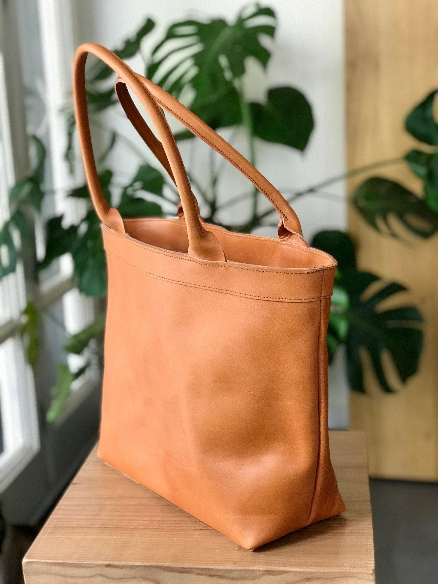 Leather tote bag with zipper and inside lining. Shoulder bag. Camel color  leather. Handmade. — Vermut Atelier