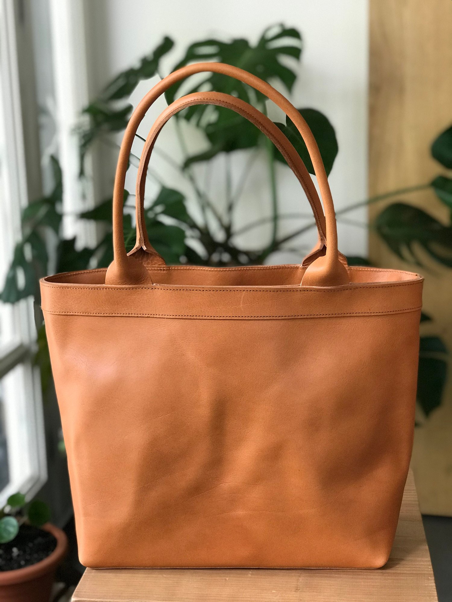 Leather tote bag with zipper and inside lining. Shoulder bag. Camel color  leather. Handmade. — Vermut Atelier