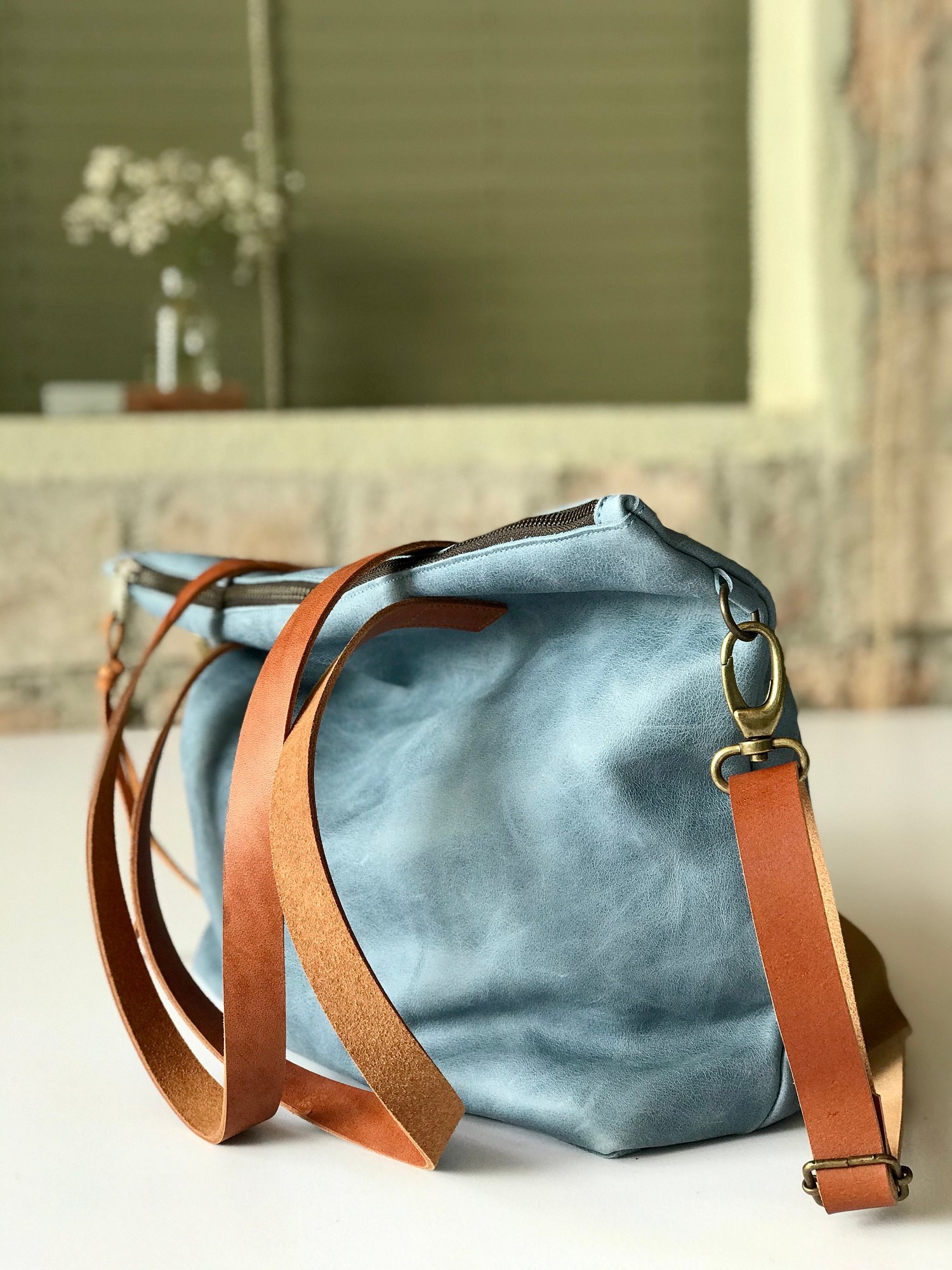 Handmade women's handbag in blue leather with removable shoulder strap