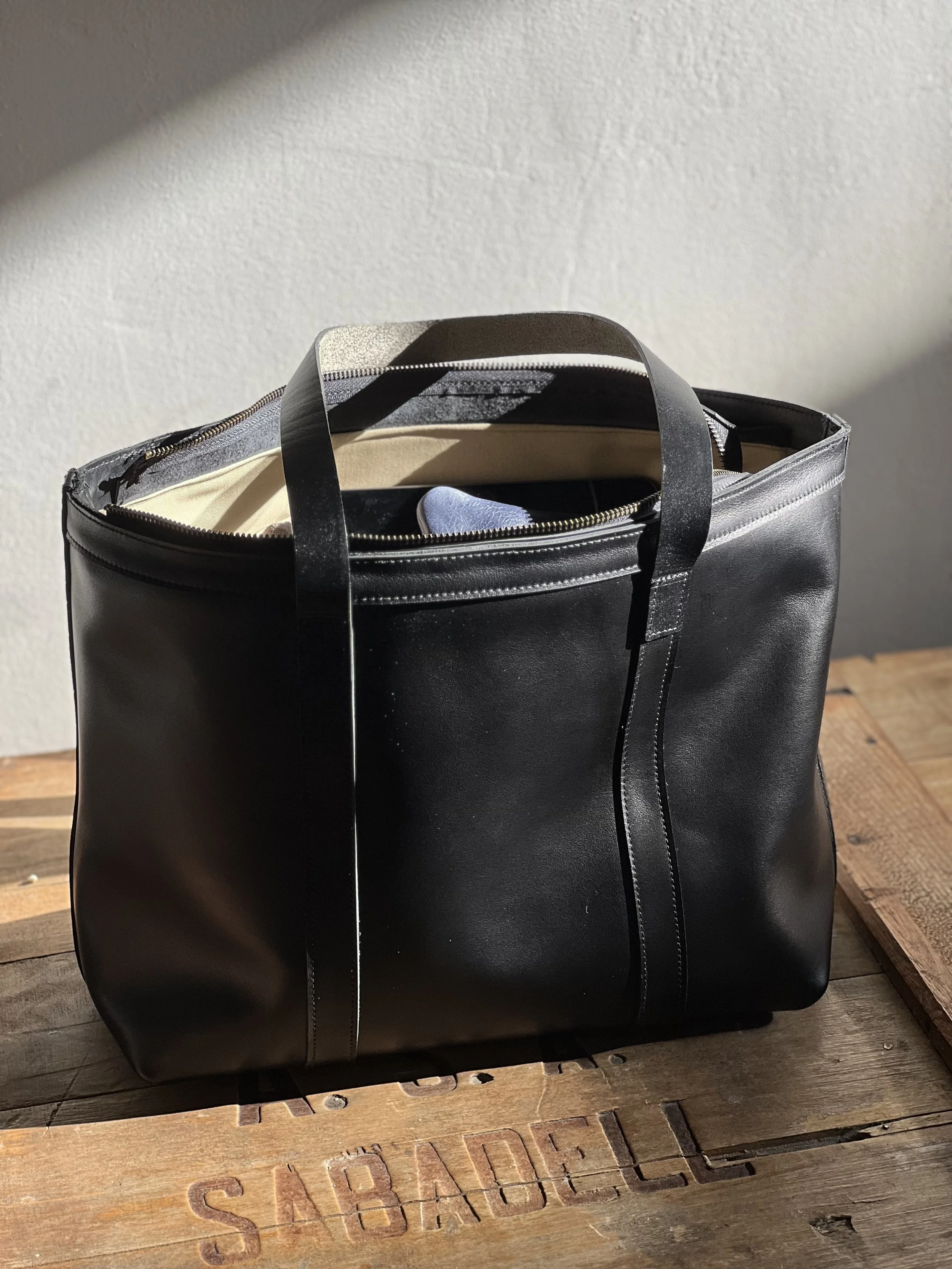 Leather bag with zipper and inside lining. 2 colors and 2 sizes available. Rocabruna leather bag. Handmade.