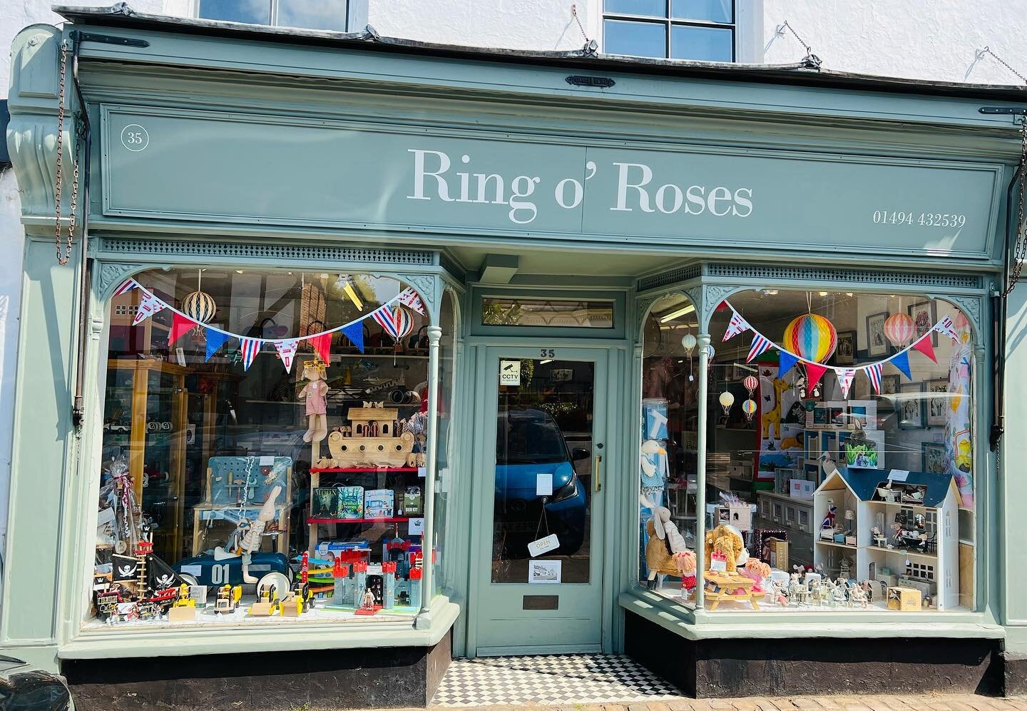 It&rsquo;s a beautiful day in Old Amersham and @ringorosestoys looks particularly pretty! Come over and see us!! X