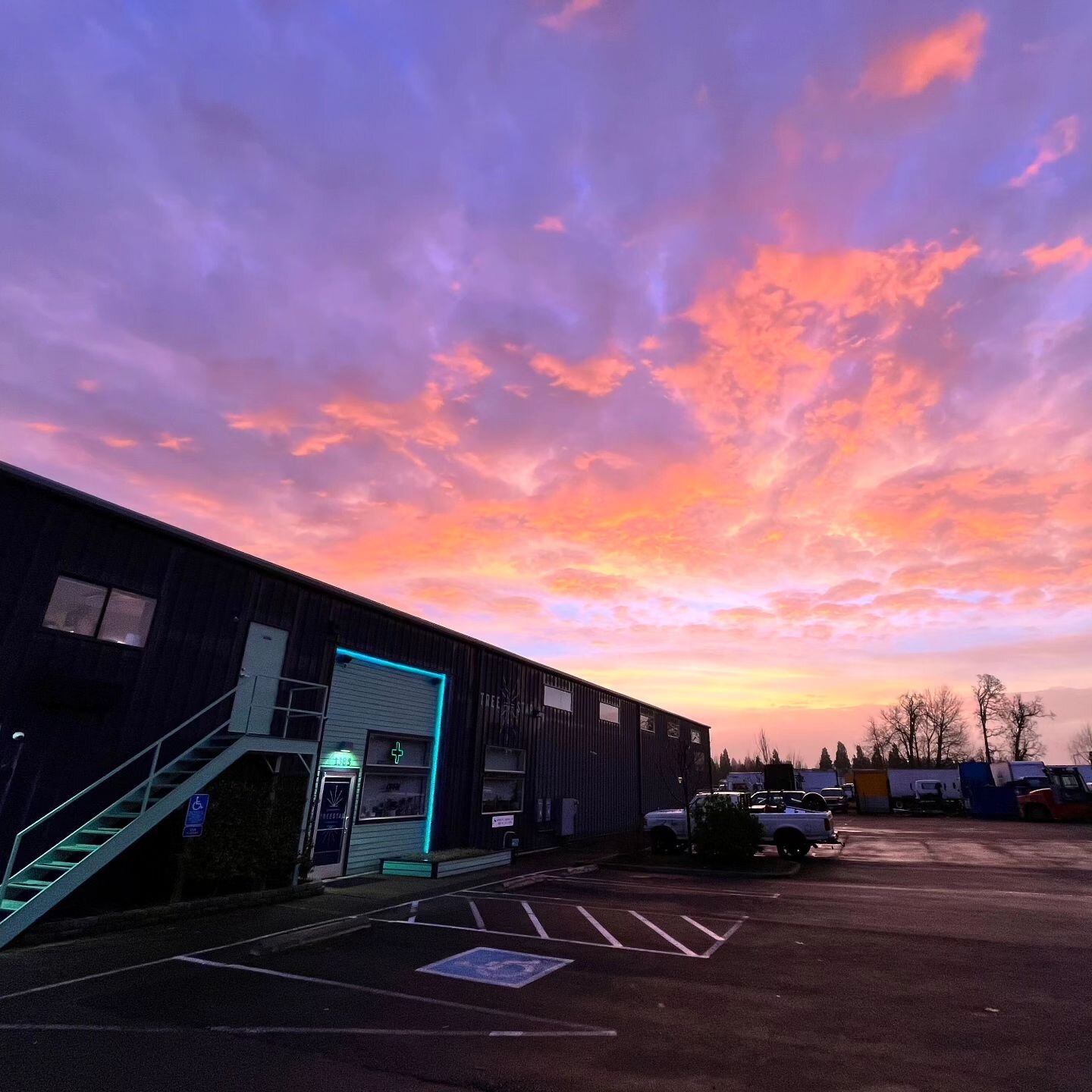 What a beautiful morning! 😍 
We hope you all have a great week, stop by and say hi 😎
Ps. shout out to Scott for getting this awesome shot!
.
.
#treestar #woodburnoregon #sunrise 
#treestardispensary #gooddays