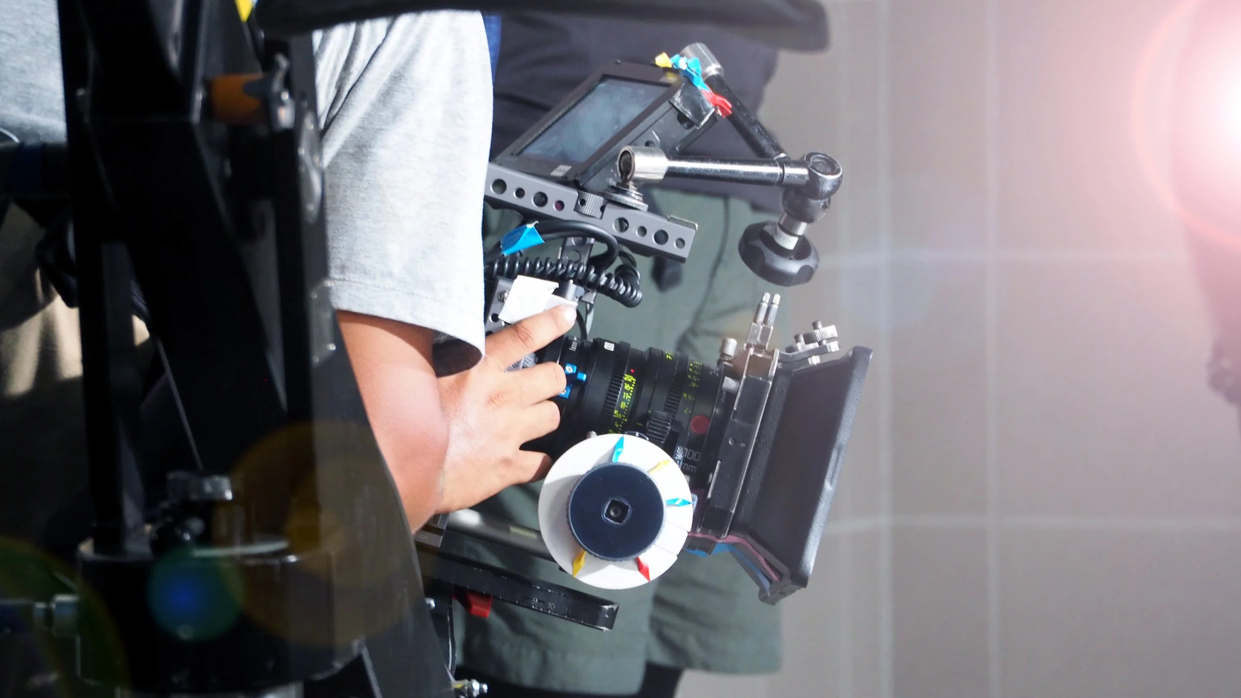 Behind-the-camera-operator-in-shooting-1640319.JPG