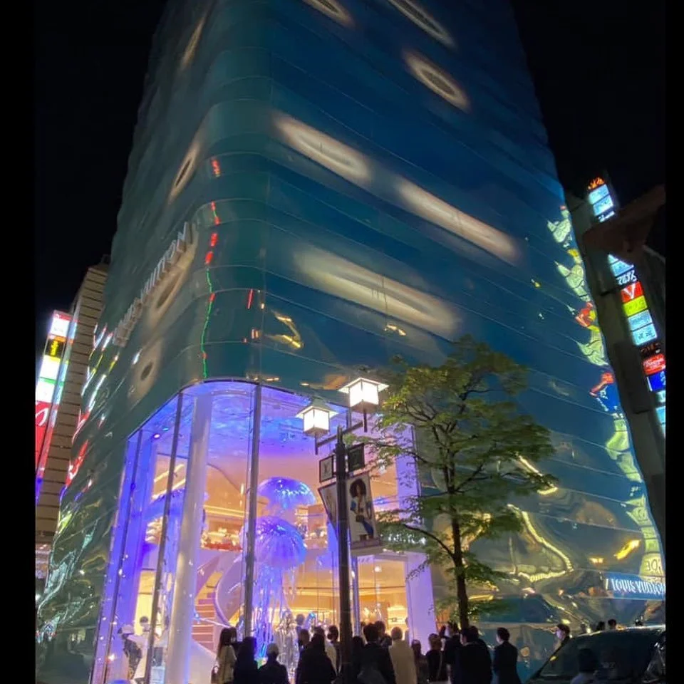 Louis Vuitton has reopened its newly designed store in the Ginza district of Tokyo. The seven-floor flagship store was designed by Jun Aoki and Peter Marino, with an 3-dimensional exterior inspired by the reflections of water #lv #louisvittonginzanam