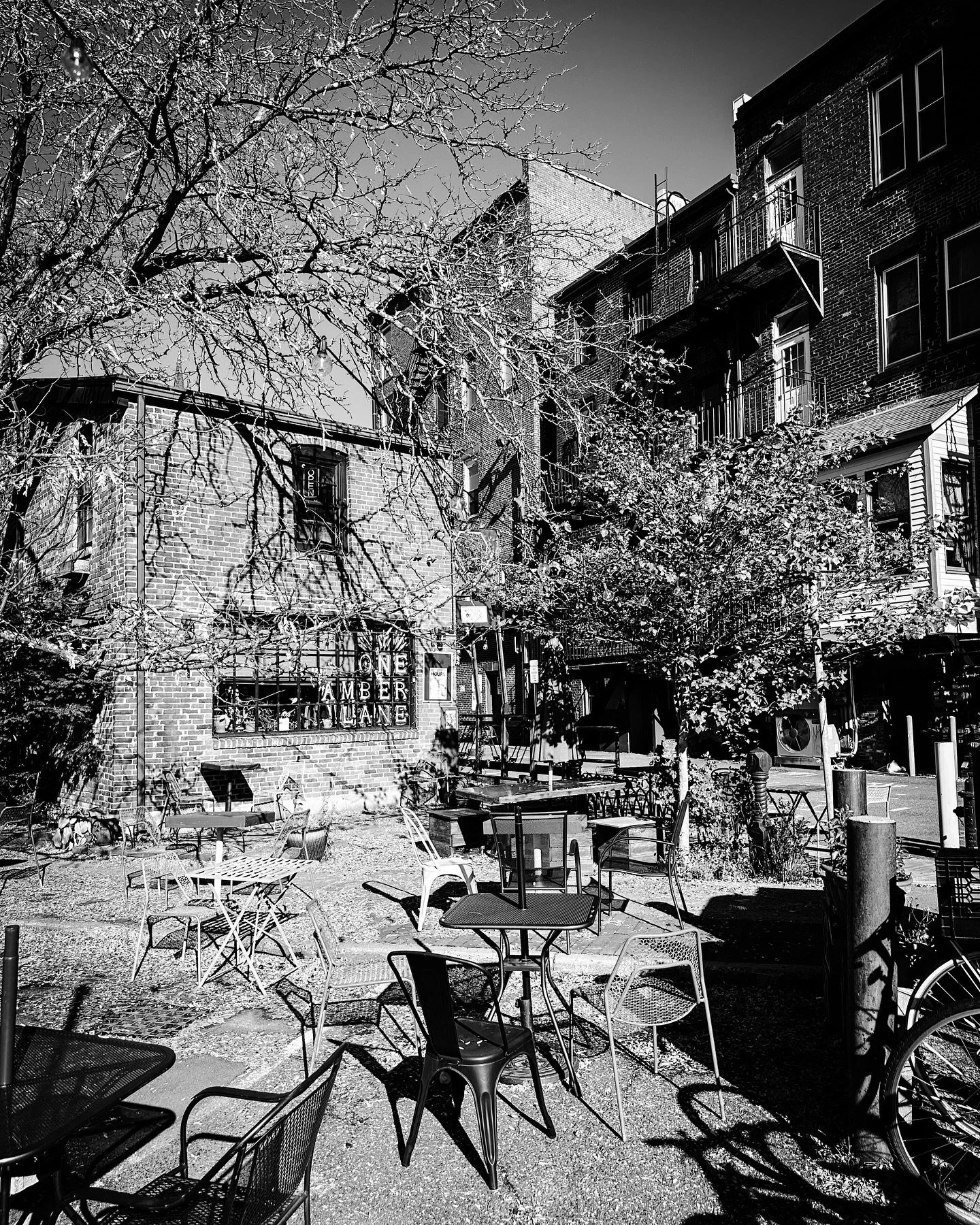The sun came out #streetphotos #streetphotography #blackandwhite #blackandwhitephotography #shadows #sunlight #architecture @amberlanecafepub #alley