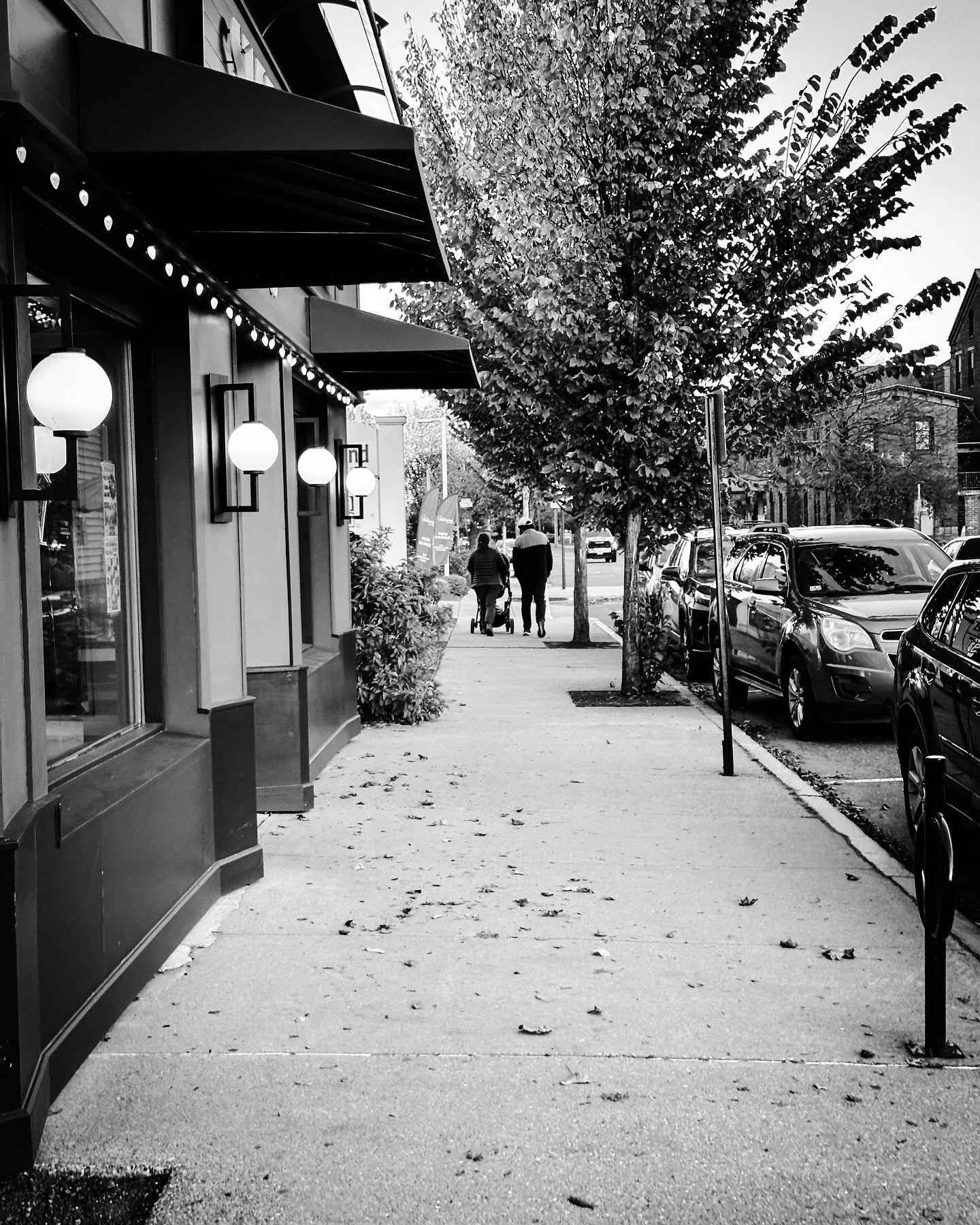 Street views &amp; leading lines #notai #blackandwhitephotography #blackandwhite #streetphotos #streetphotography #architecture #fallvibes #leadinglines