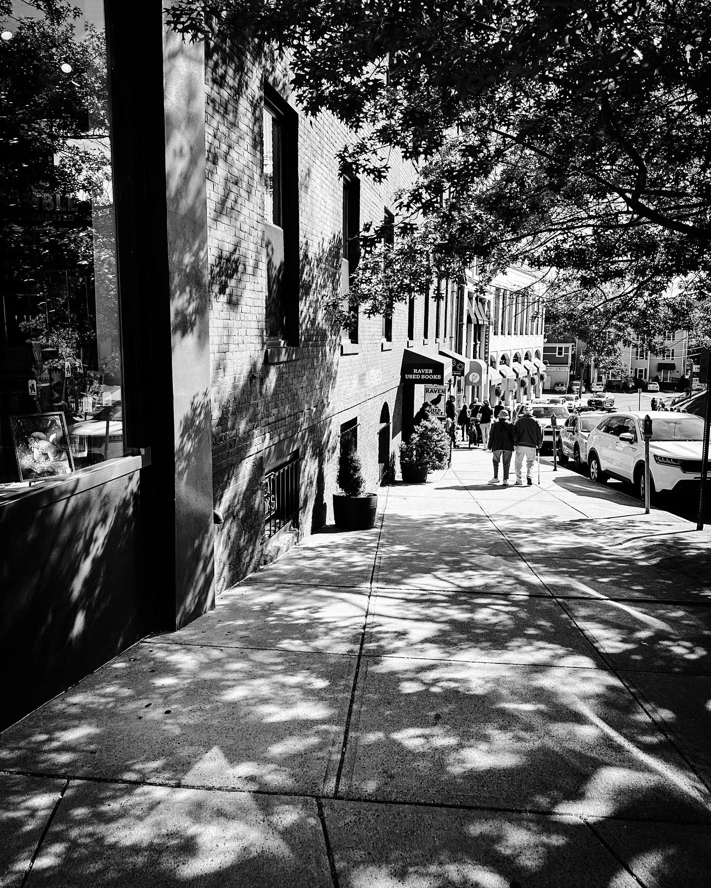 Shadow light- street photography #shadows #streetphotos #streetphotography #architecture #blackandwhitephotography #blackandwhite