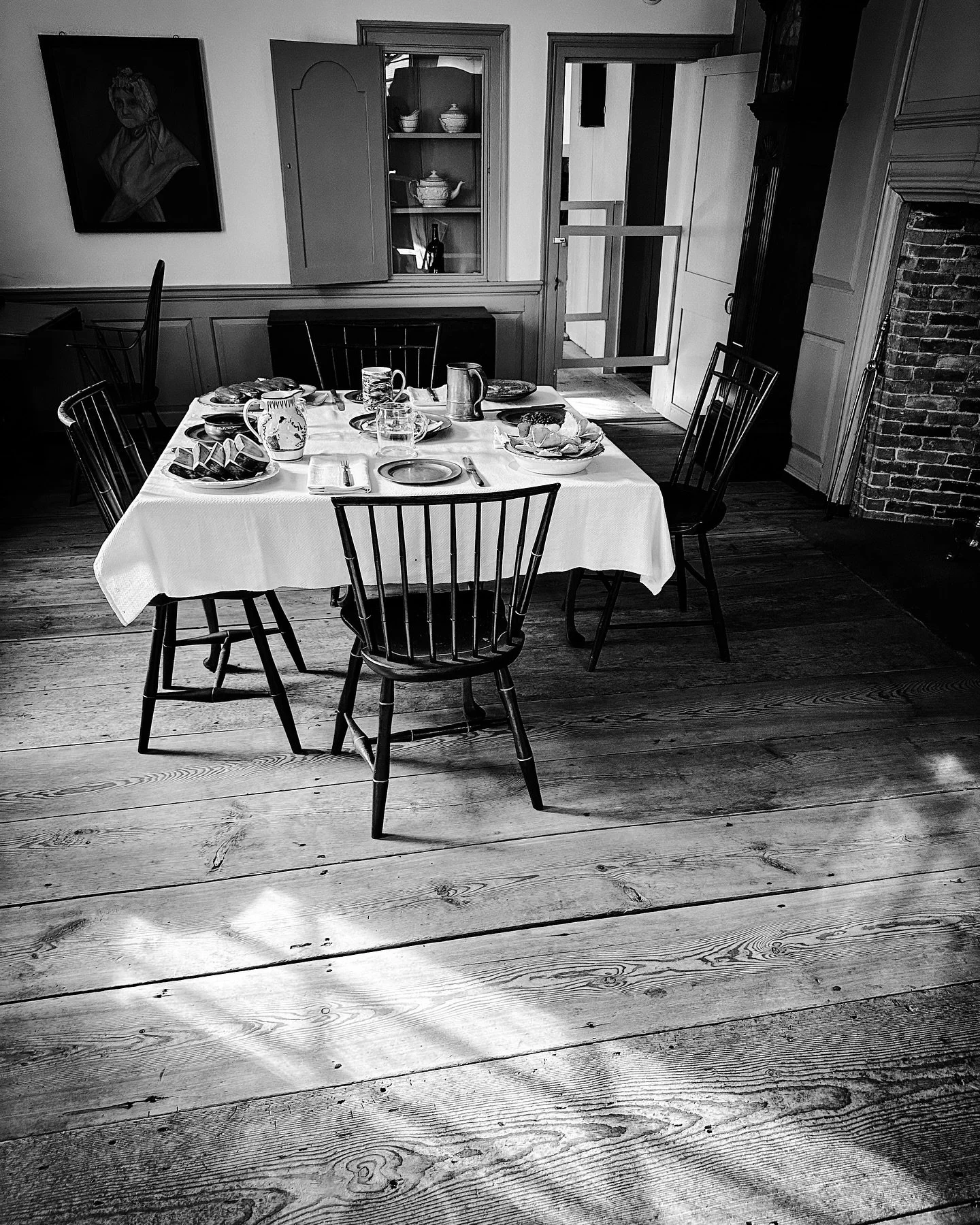 @historicdeerfield #historic #architecture #blackandwhite #blackandwhitephotography #fall #autumn #spookyseason