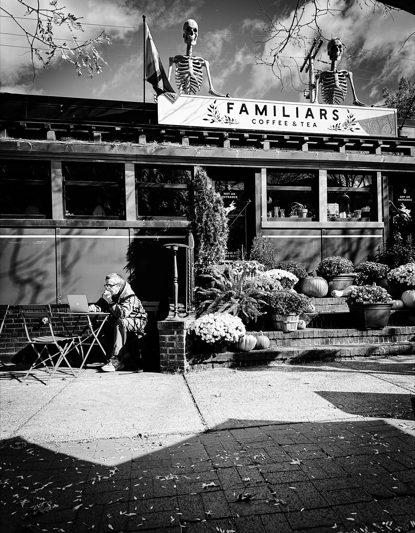More street photos @familiarscoffee #streetphotos #streetphotography #blackandwhite #blackandwhitephotography #cafe #cafes #fallvibes #diner #retro #vintage #architecture
