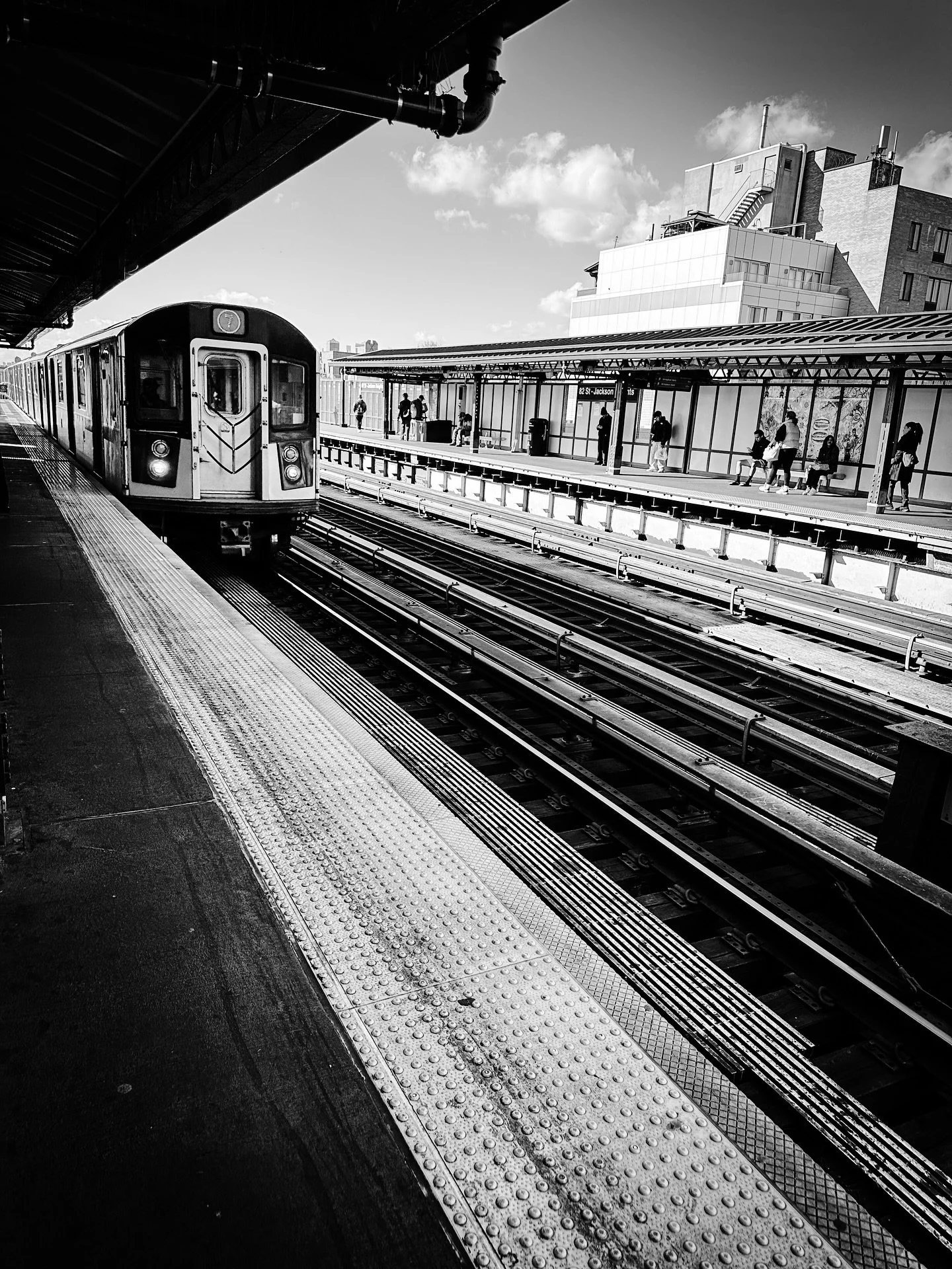 Elevated trains, Queens, NY #queensny #nyc #newyorkcity #blackandwhitephotography #blackandwhite #bw_perfect #streetphotos #streetphotography #subway #train #trains #vibes #nycvibes