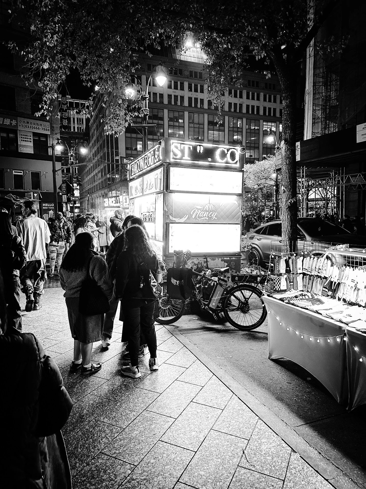 Manhattan nights #manhattan #nyc #newyorkcity #streetphotography #streetphotos #blackandwhite #blackandwhitephotography #nightphotography #city