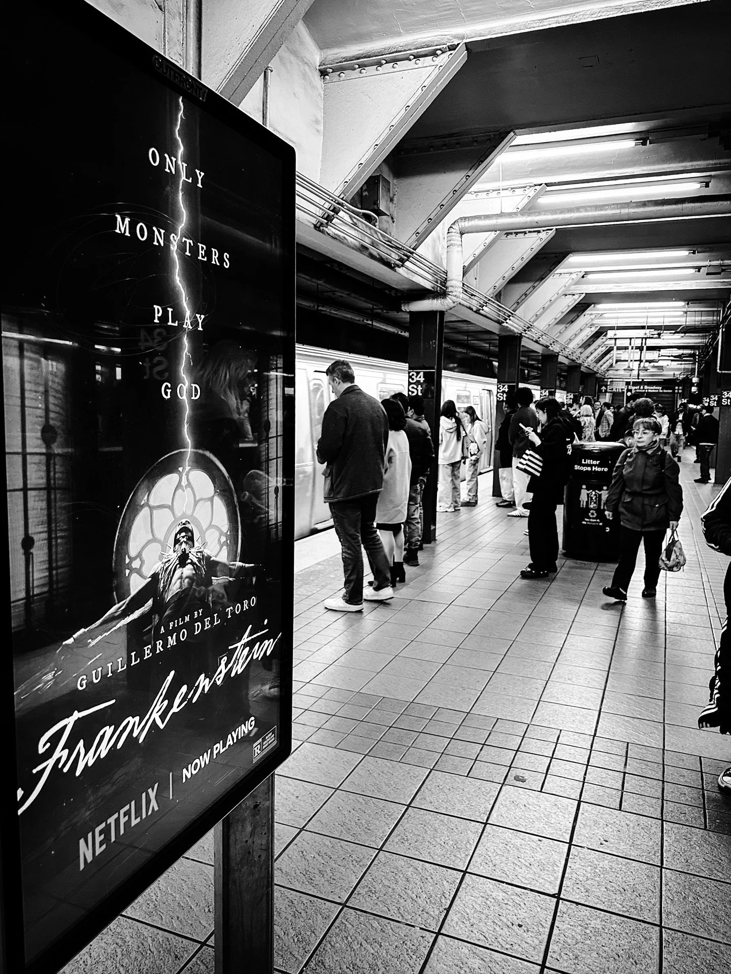 Watch the closing doors #subway #nyc #newyorkcity #city #streetphotos #streetphotography #blackandwhite #blackandwhitephotography