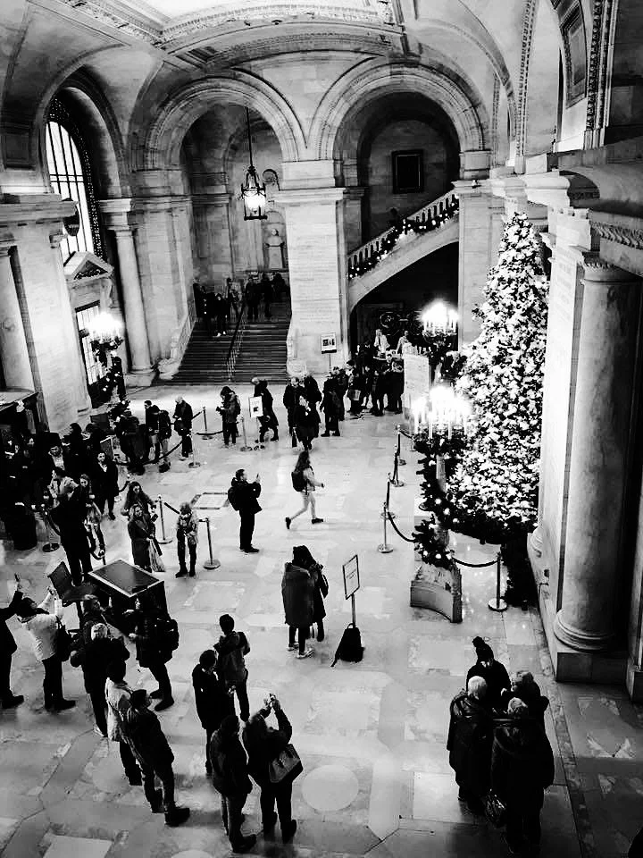 Christmas time @nypl #chistmasiscoming #christmasdecor #architecture #blackandwhite #blackandwhitephotography #nyc #classic #timeless #throwback #repost #newyorkcity #streetphotography