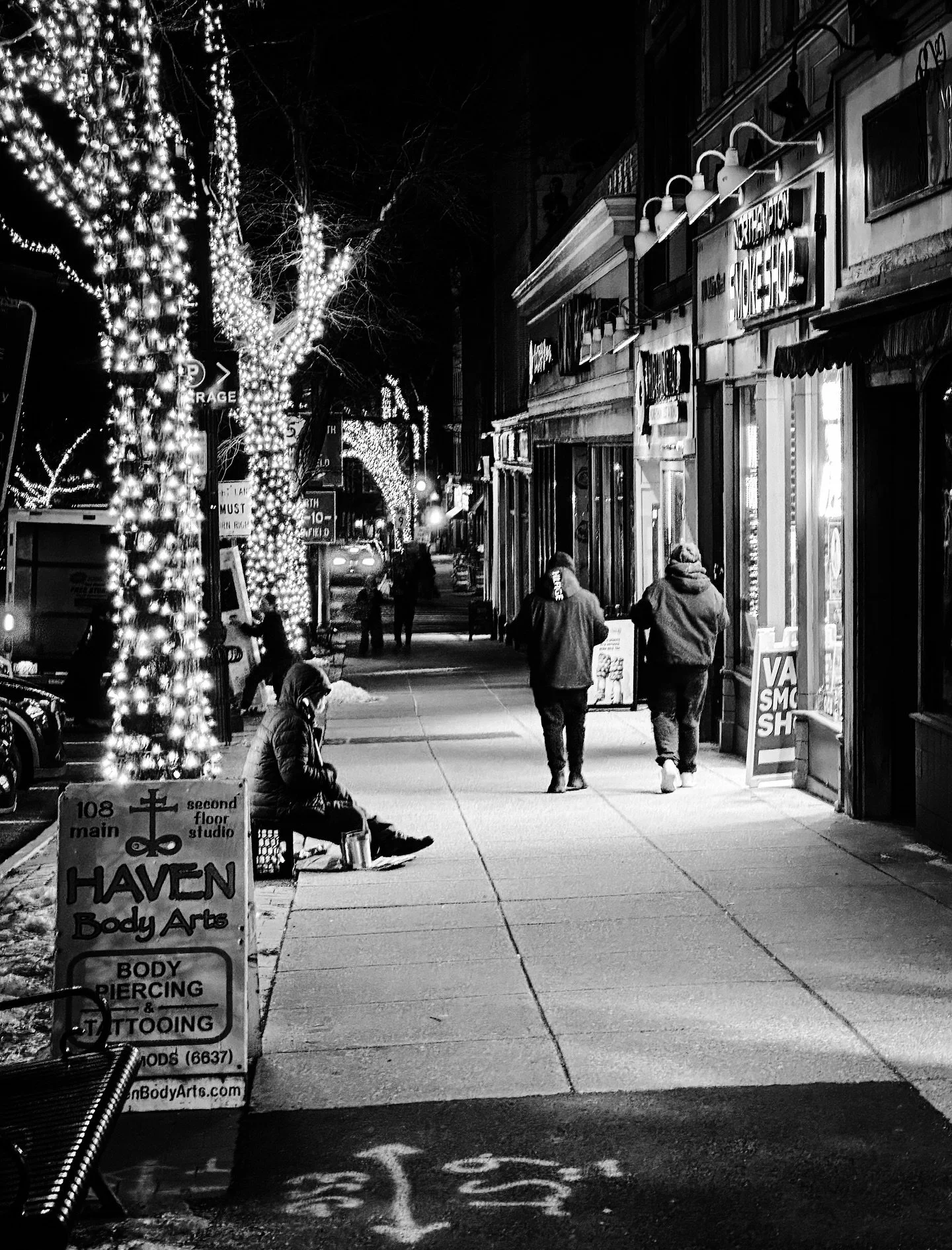 Christmas time street photos #streetphotography #streetphotos #blackandwhitephotography #blackandwhite #street #holidaydecor #christmaslights