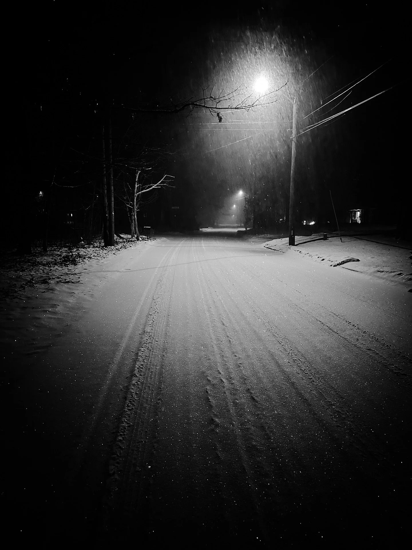 Film noir Snowstorm (last night) #snowstorm #streetphotos #snowing #snow #winter #blackandwhitephotography #blackandwhite #filmnoir #streetphotography