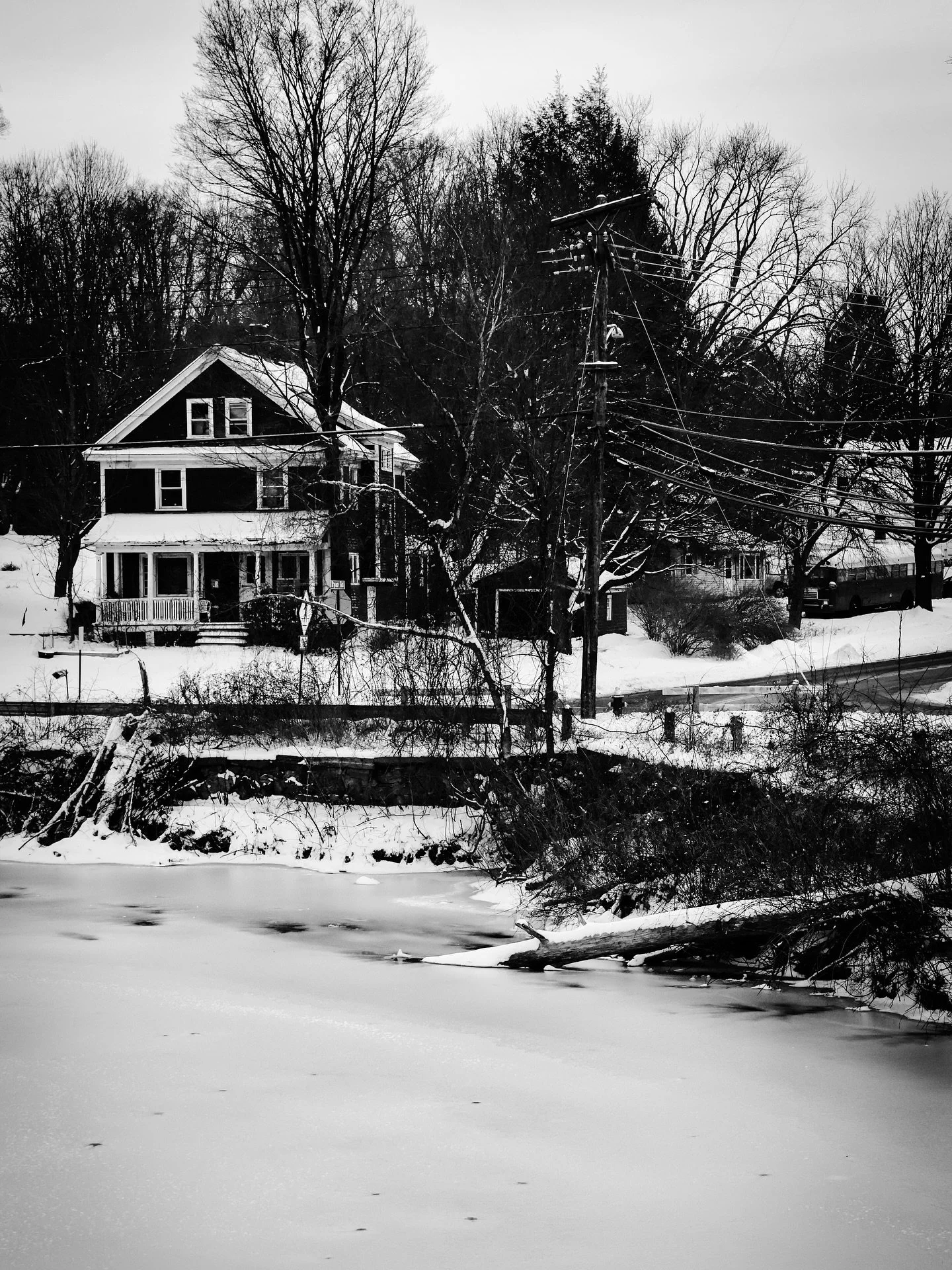 More winter views #frozen #river #blackandwhite #blackandwhitephotography #landscape #landscapephotography #winter #ice #snow #snowy