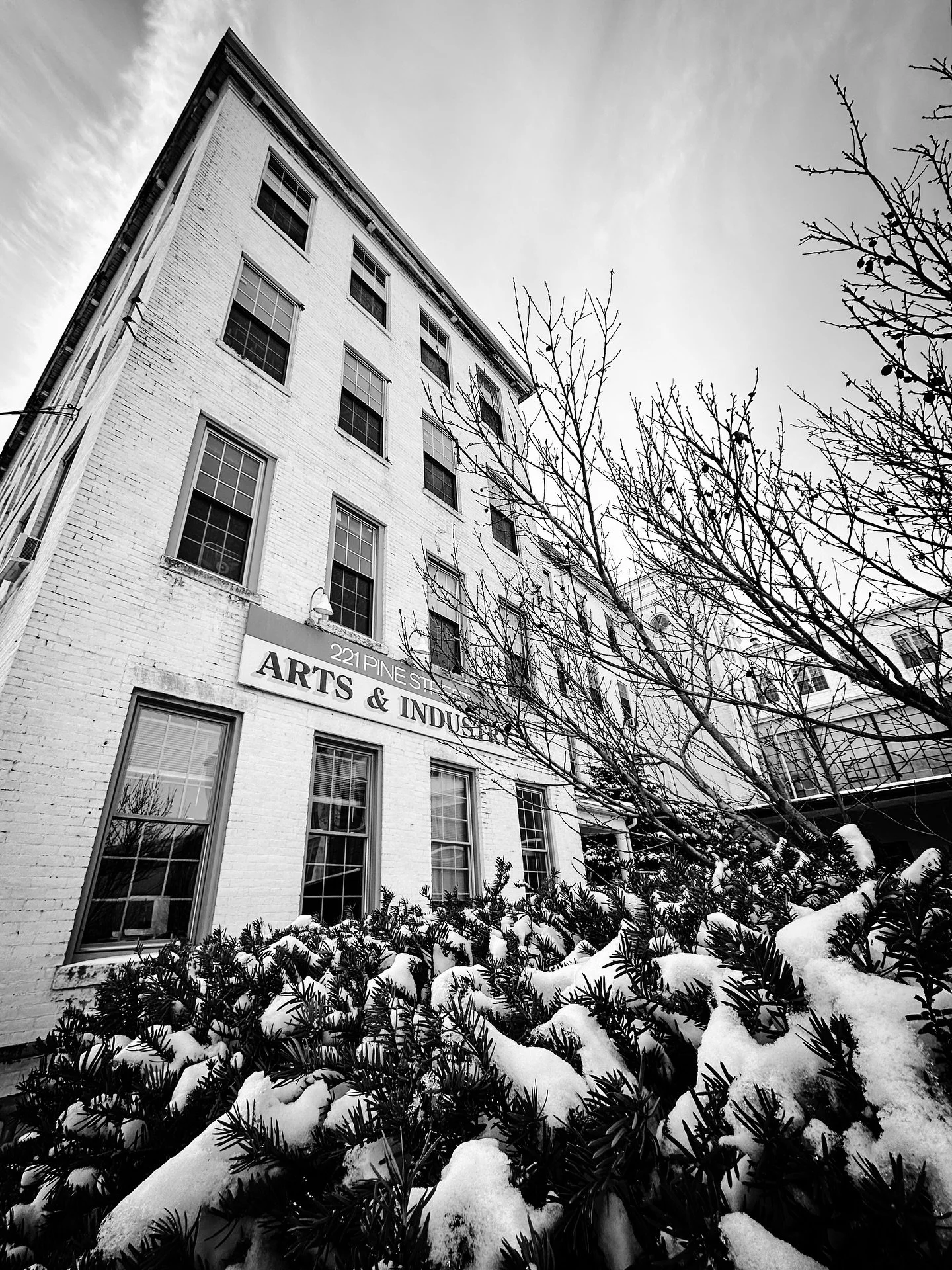 More local winter views #blackandwhite #blackandwhitephotography #winter @artsandindustrystudios @sip_413 #snow #snowy #streetphotography #architecture #landscape #landscapephotography