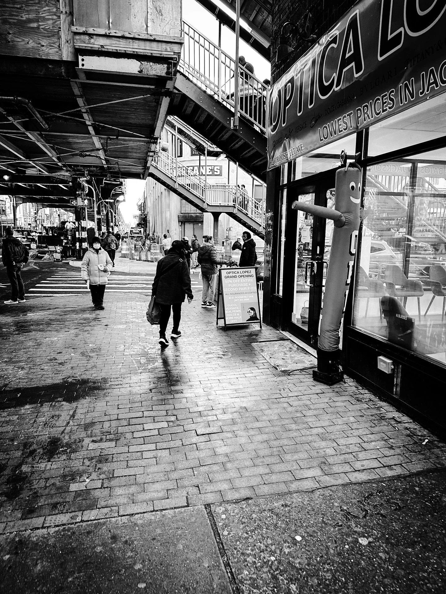 My favorite city- timeless street photos in Queens, NYC #nyc #newyorkcity #queensny #queensnyc #streetphotos #streetphotography #blackandwhitephotography #blackandwhite