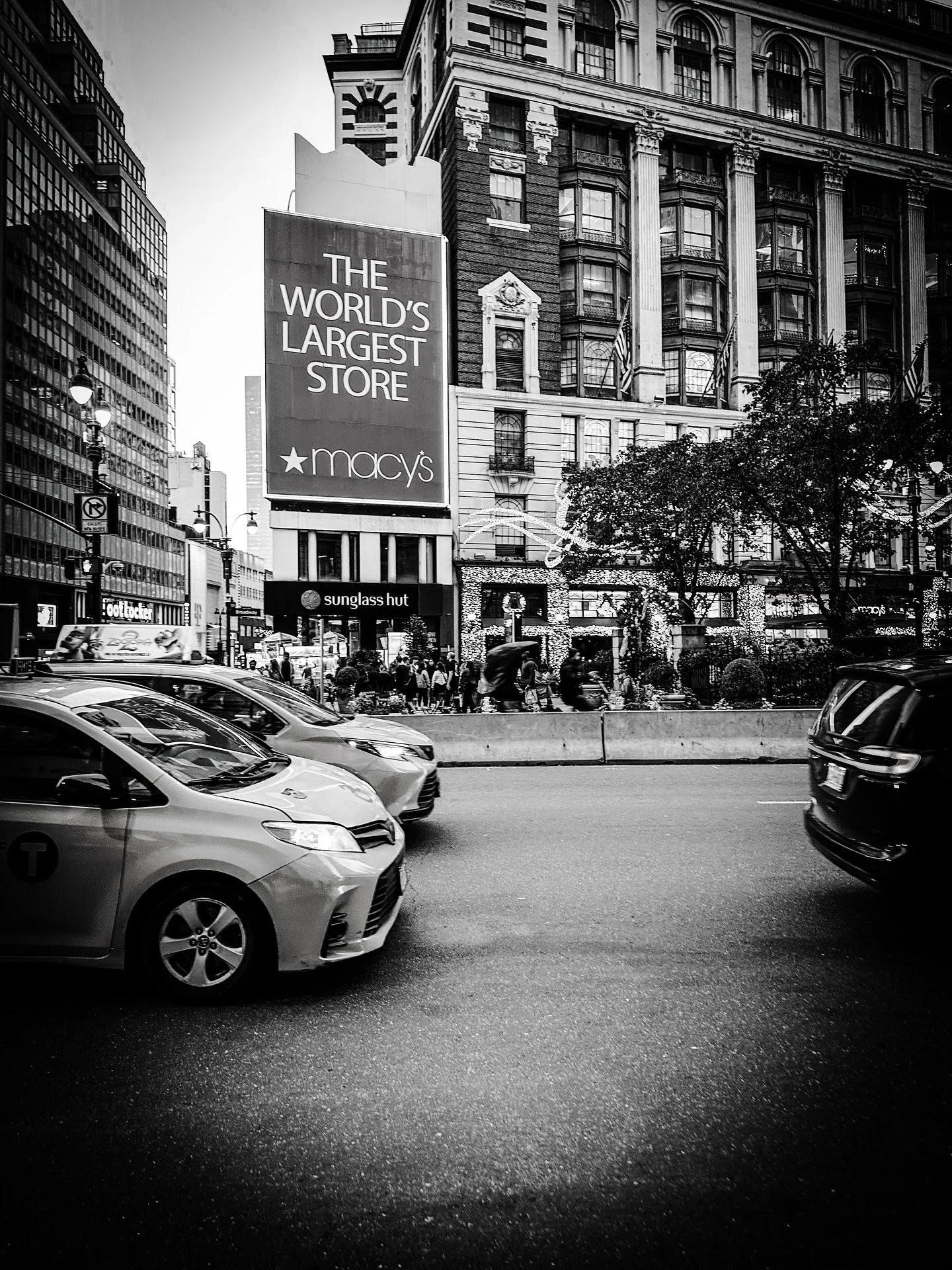 NYC- The best city #nyc #newyorkcity #streetphotography #streetphotos #blackandwhite #blackandwhitephotography #colors #city #taxi #taxis #architecture