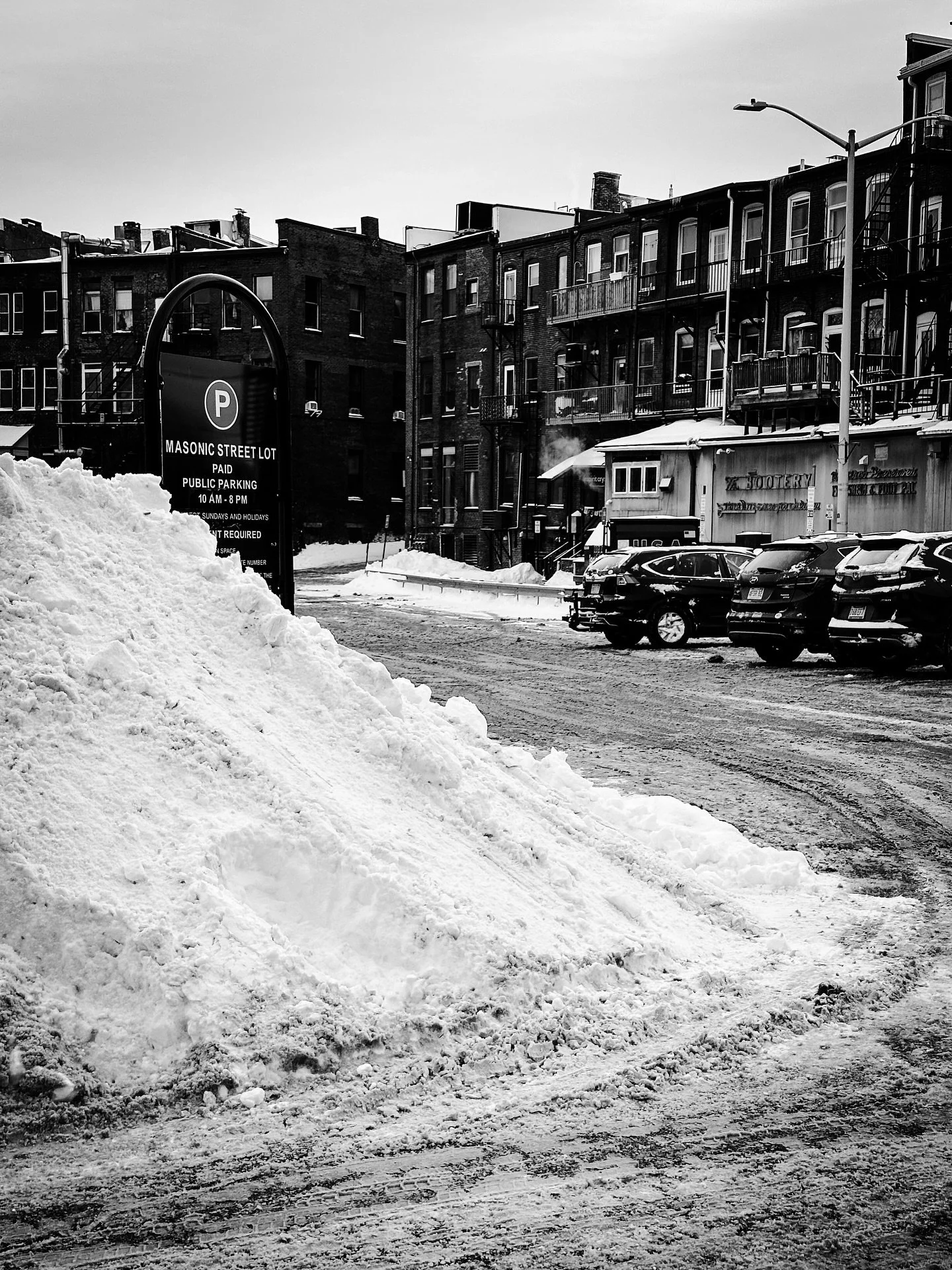 Brrr #cold #winter #streetphotos #streetphotography #architechture #blackandwhite #blackandwhitephotography #timeless #snow #snowy