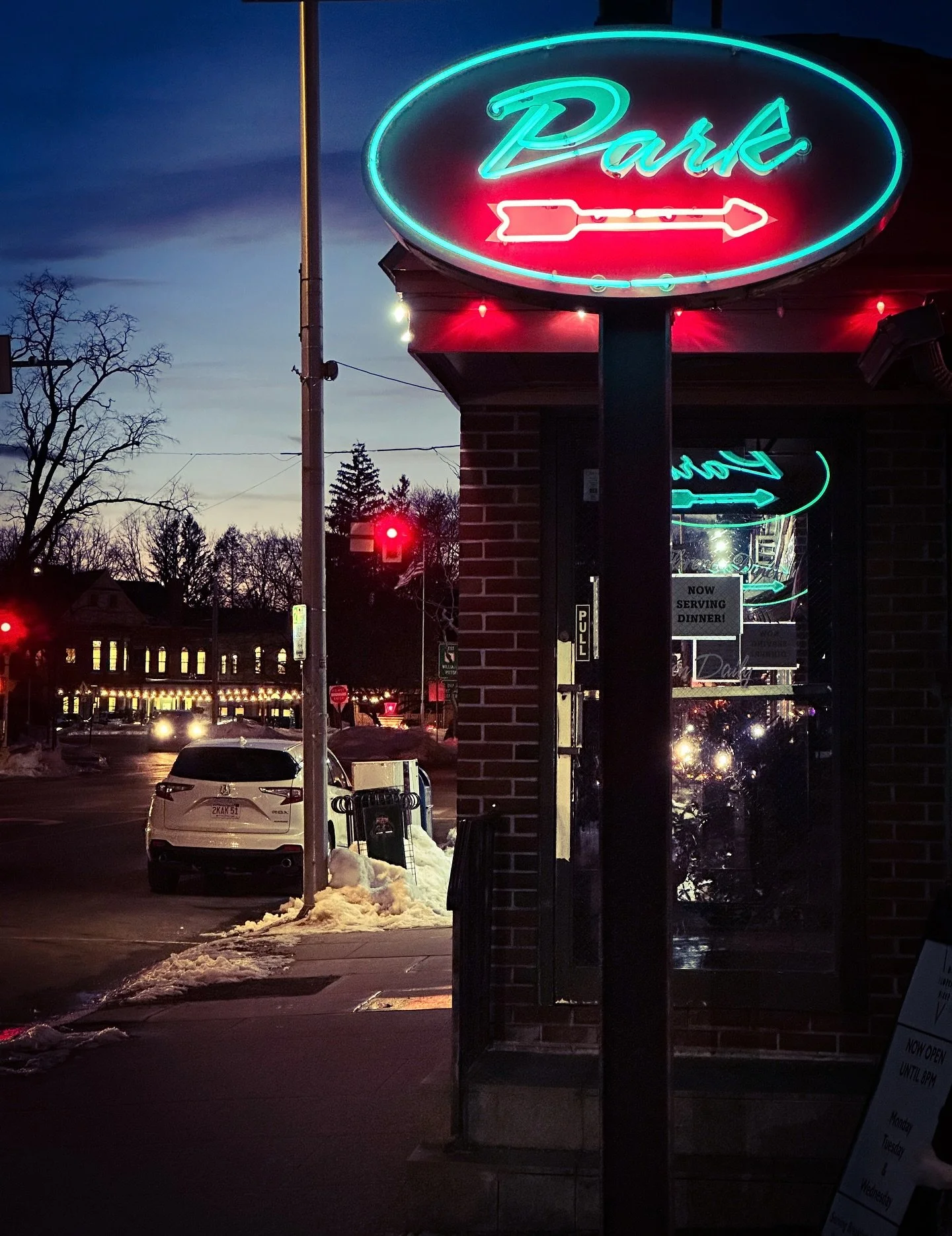 Neon night- Tonight #retro #timeless #streetphotos #streetphotography #colors #colorphotography #vintage #diner #architecture #diners @missflorencediner #neon #nightphotography