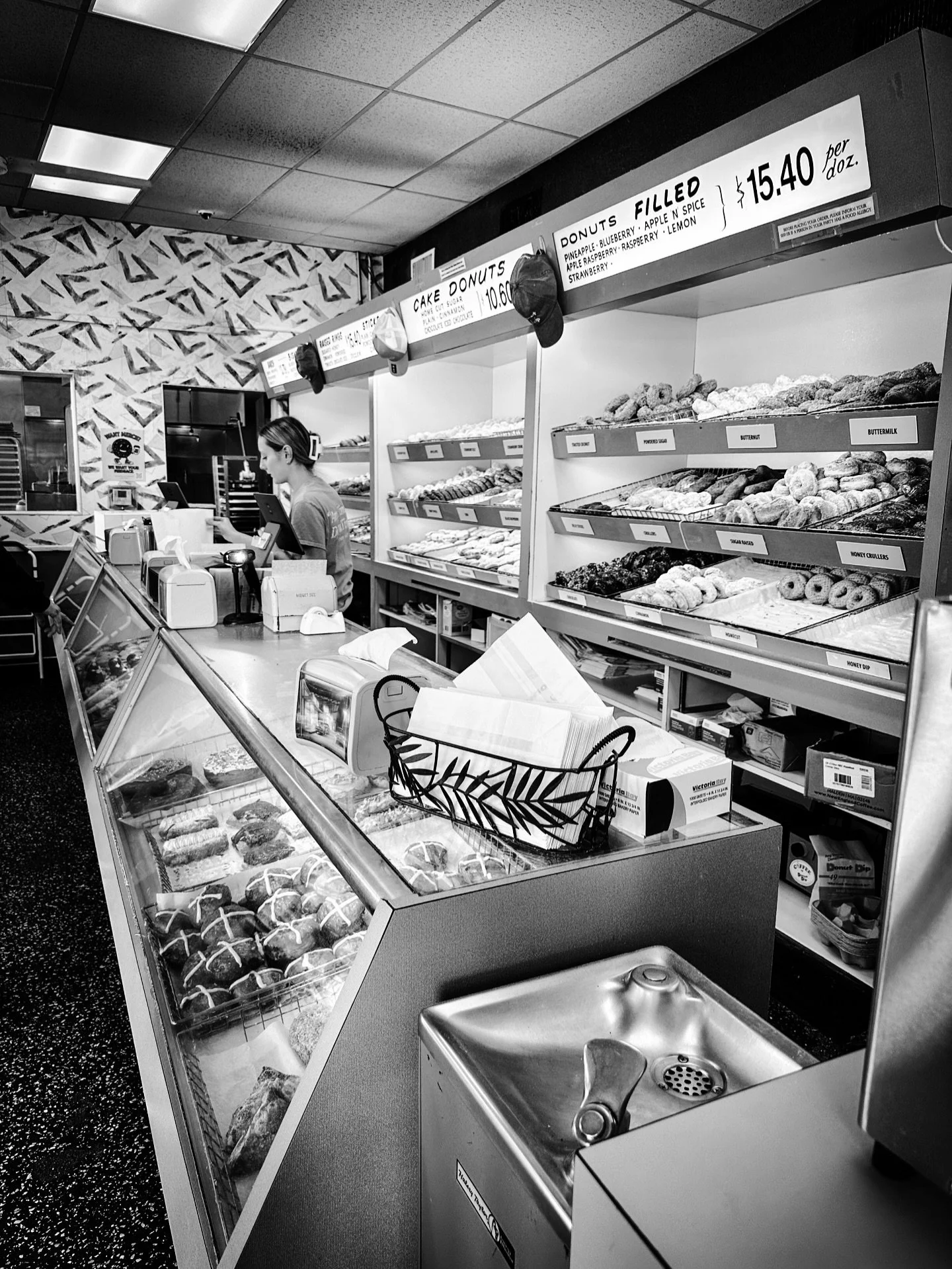 Donut time, since 1957 @donutdipinc #donuts #retro #vintage #donutshop #blackandwhitephotography #blackandwhite #bakery #cafe