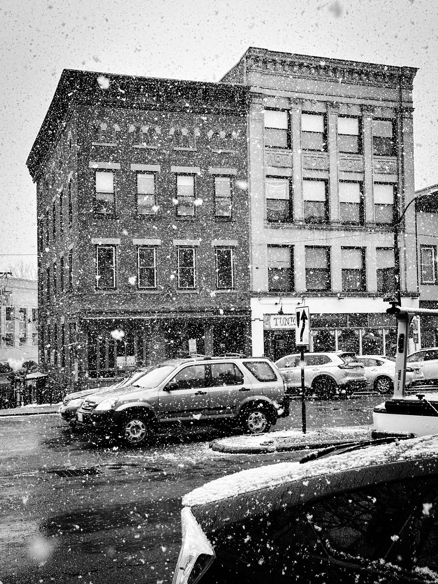 More snow #snow #snowy #snowing #blackandwhitephotography #blackandwhite #streetphotography #streetphotos