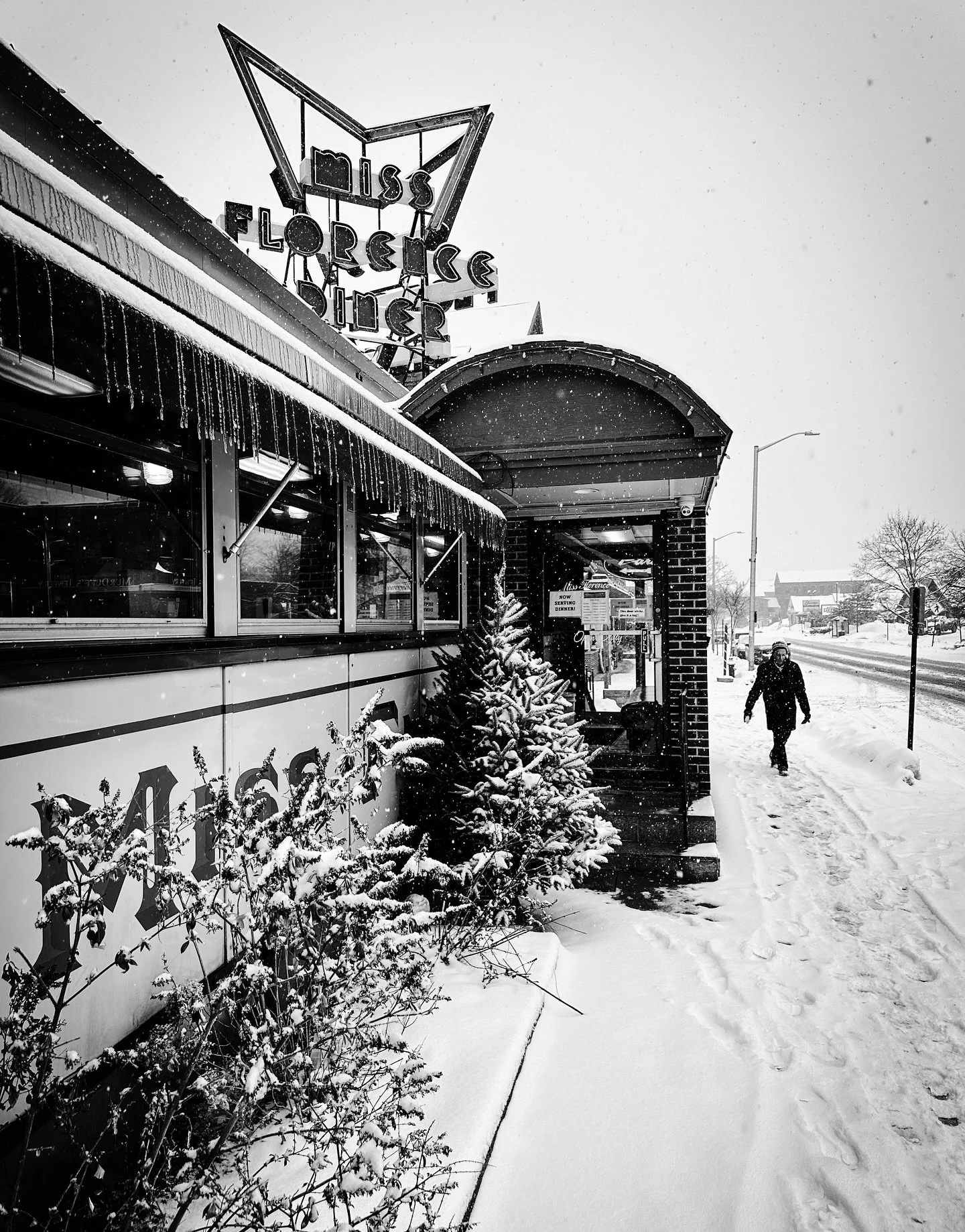 Timeless views today @missflorencediner @jmerrickmedia #jmerrickmedia #streetscapes #streetphotos #streetphotography #blackandwhite #blackandwhitephotography #snow #snowing #winter #timeless