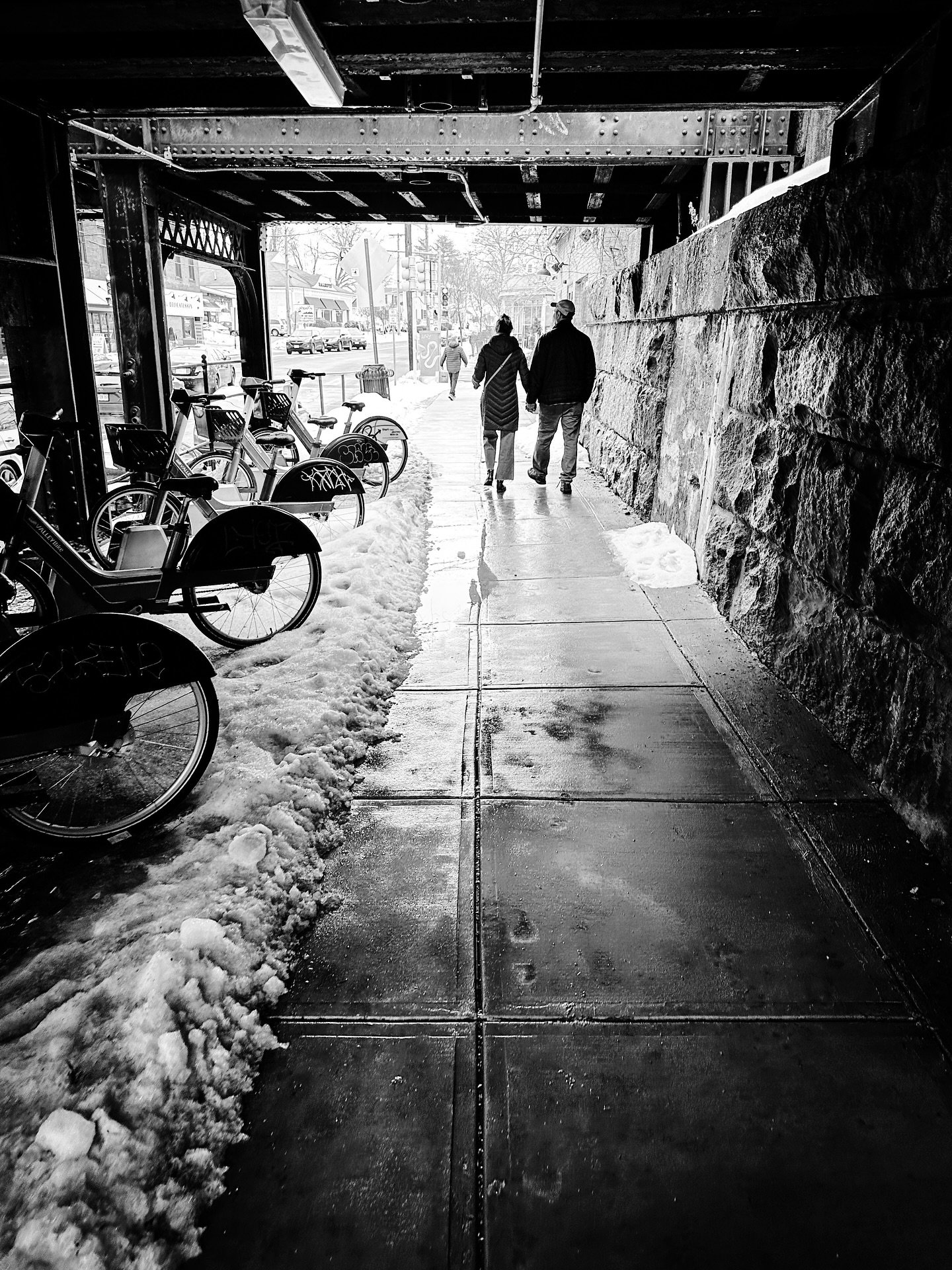 In town today #streetphotos #streetphotography #architecture #streetart #blackandwhite #blackandwhitephotography #winter #alley #bridge #tunnel #silhouette #silhouettes