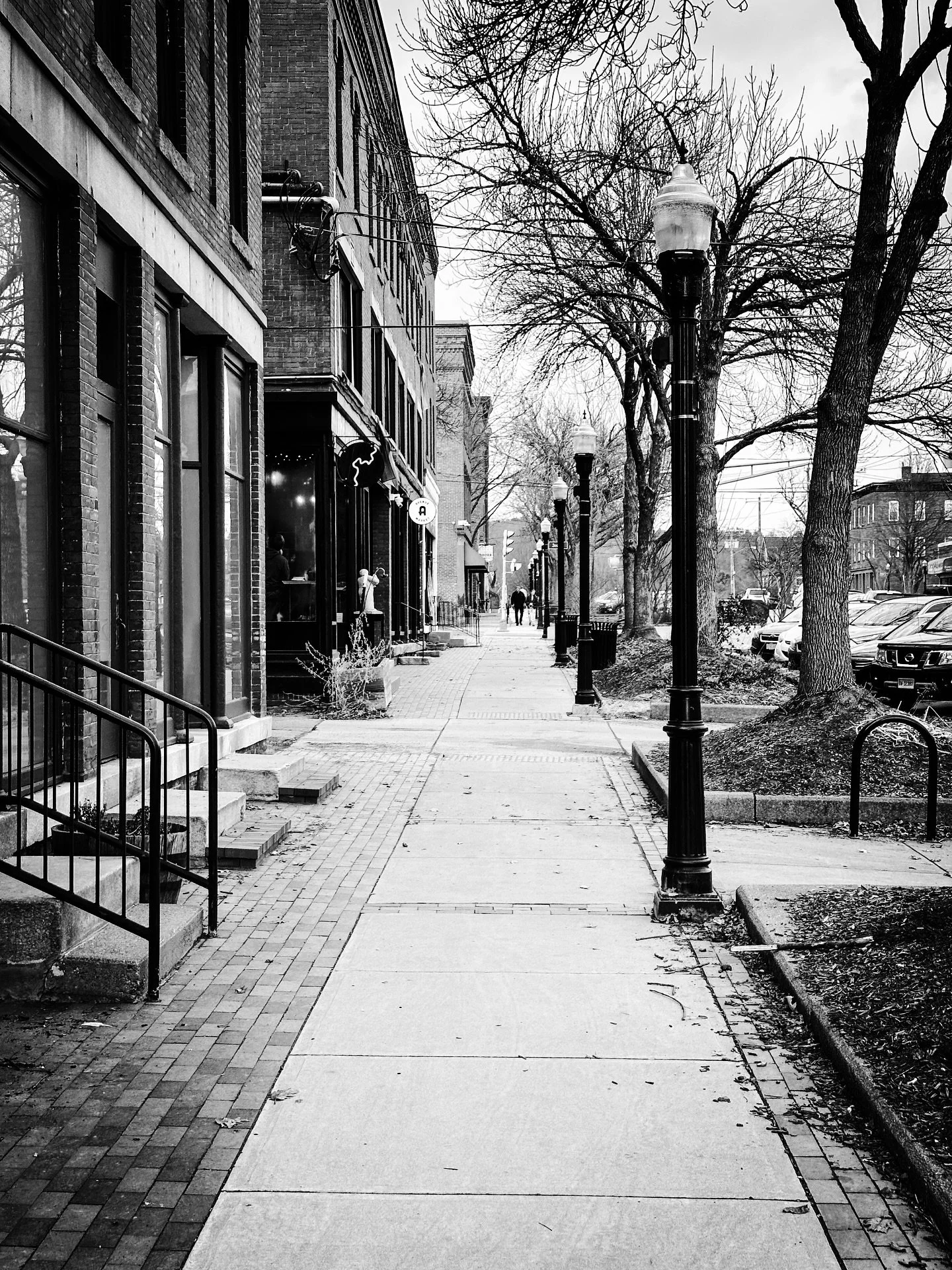 Lights &amp; lines, outdoor &amp; indoor #leadinglines #lights #shapes #blackandwhite #blackandwhitephotography #architecture #streetphotos #streetphotography #cloudy #cloudyday