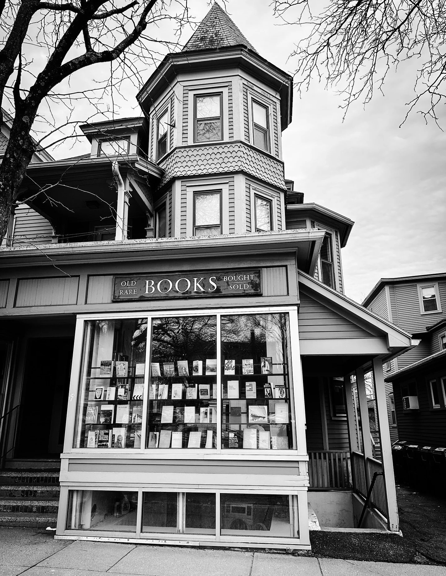 Books &amp; things #streetphotos #streetphotography #blackandwhitephotography #blackandwhite #books #architechture #landscape #landscapephotography