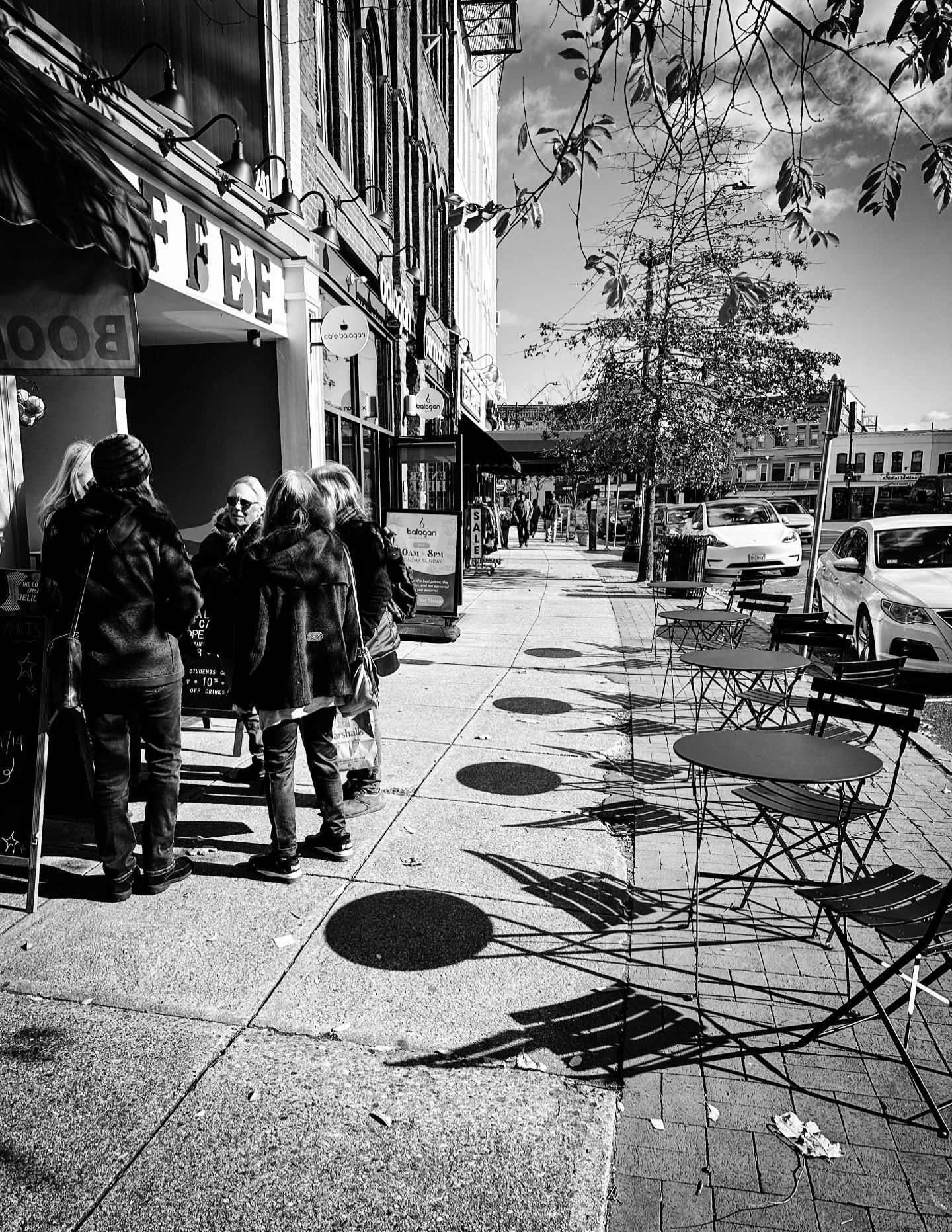 Happy first day of spring! #soring #sunshine #shadows #tbt (3 years ago) #streetphotos #streetphotography #blackandwhitephotography #blackandwhite #repost